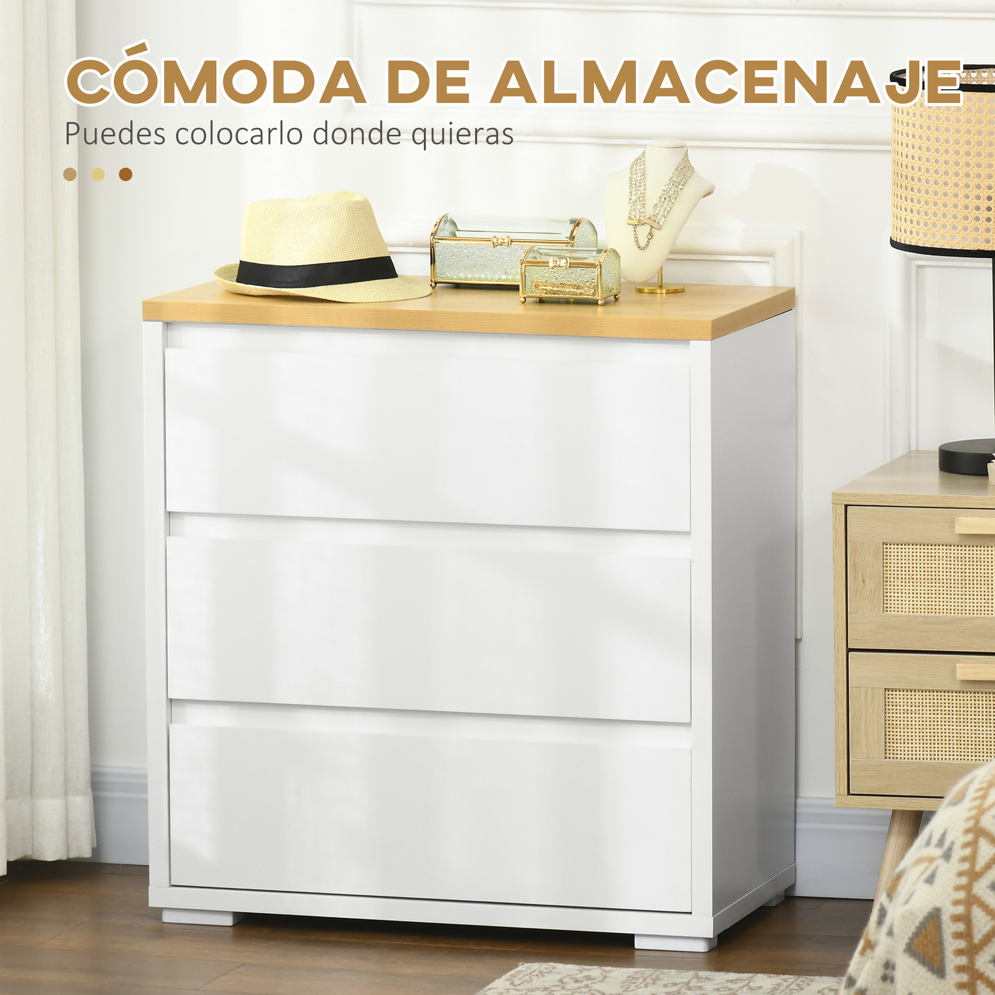 Cómoda blanca con tapa de madera, sombrero, joyeros y collar.