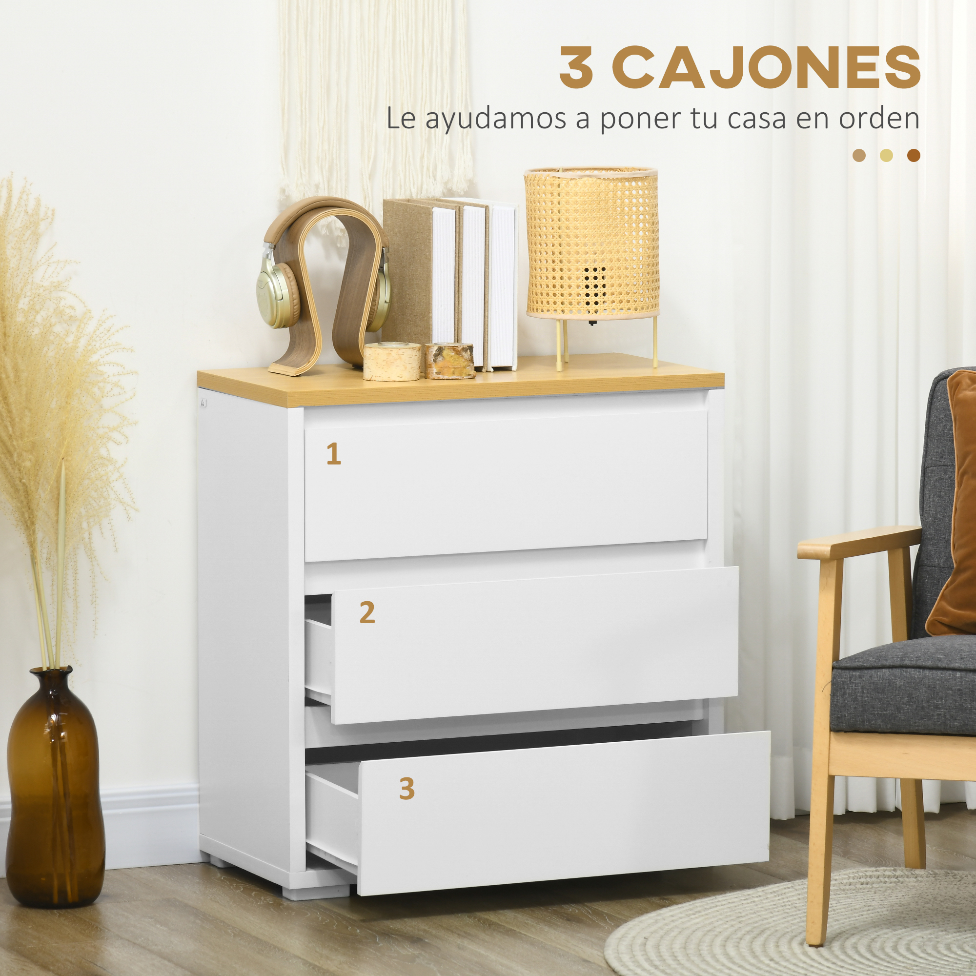 Cómoda blanca de tres cajones, decoración arriba, silla al lado.