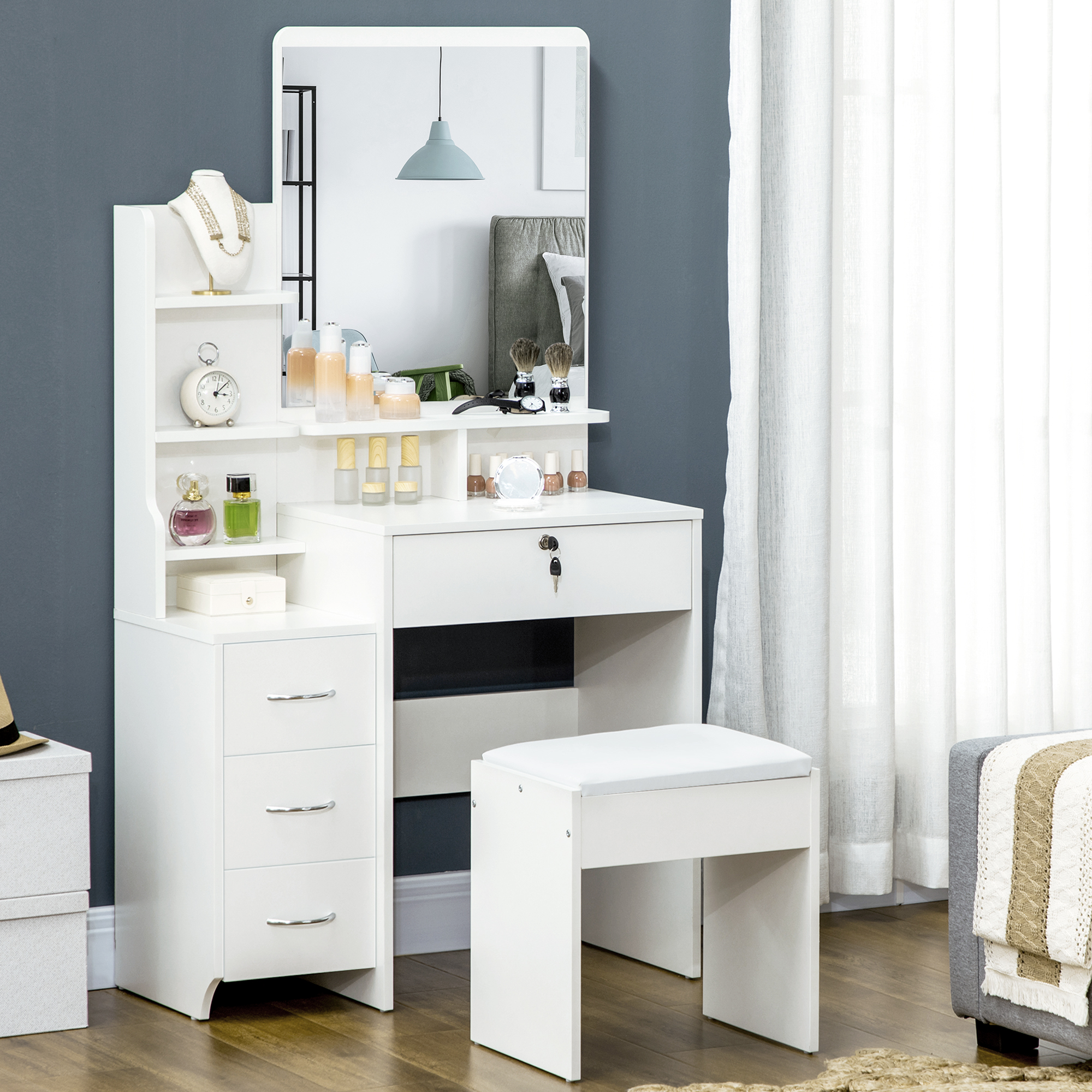 Un tavolo da toeletta bianco con specchio, cassetti, sgabello e cosmetici.