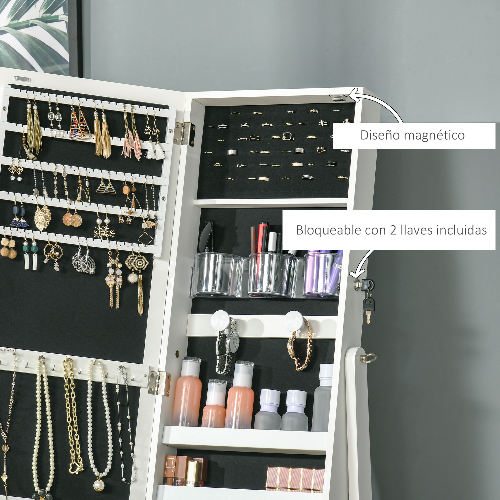 Un joyero blanco que exhibe numerosos pendientes, anillos, collares y cosméticos.