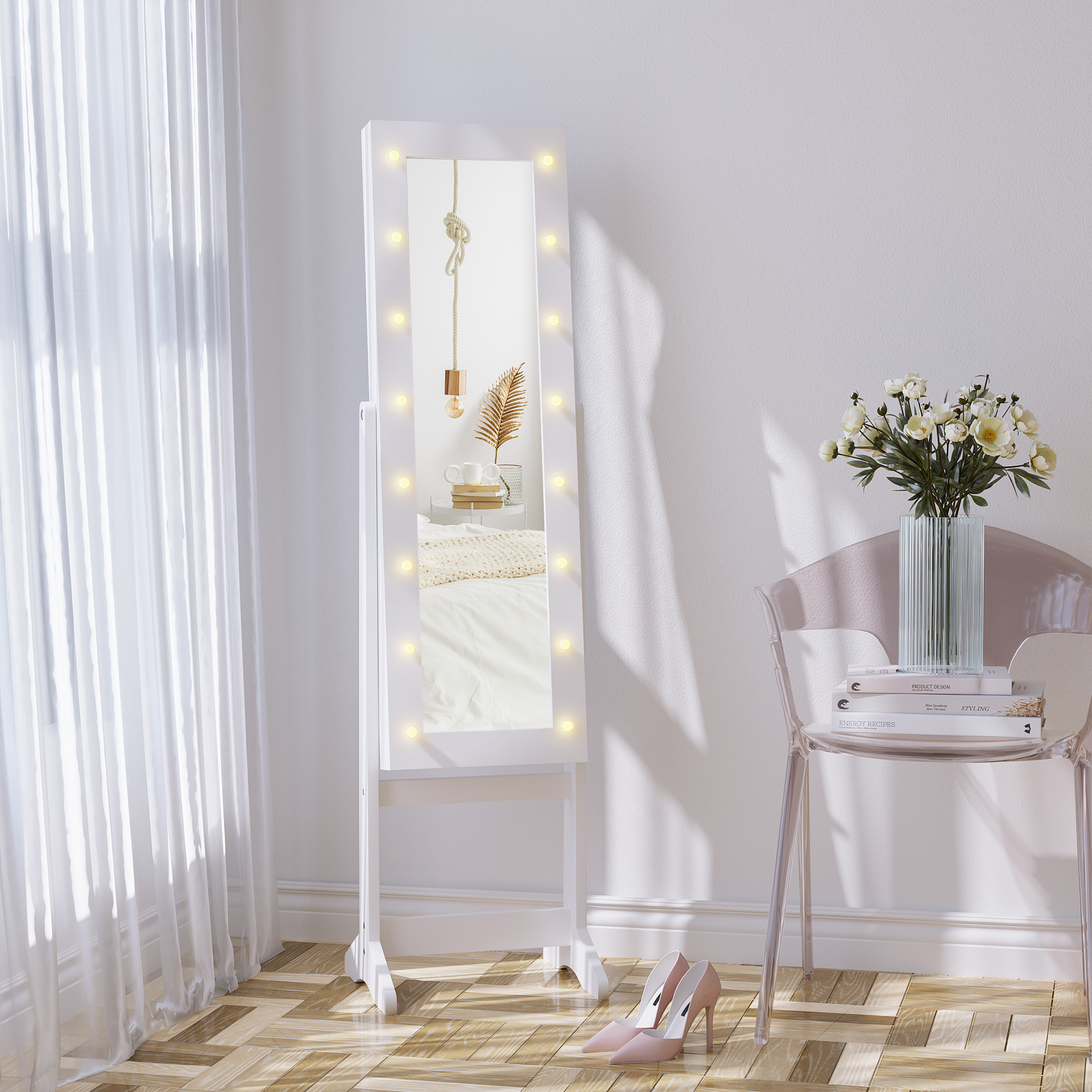 Un espejo de maquillaje blanco con luces junto a cortinas blancas sobre suelo de madera.