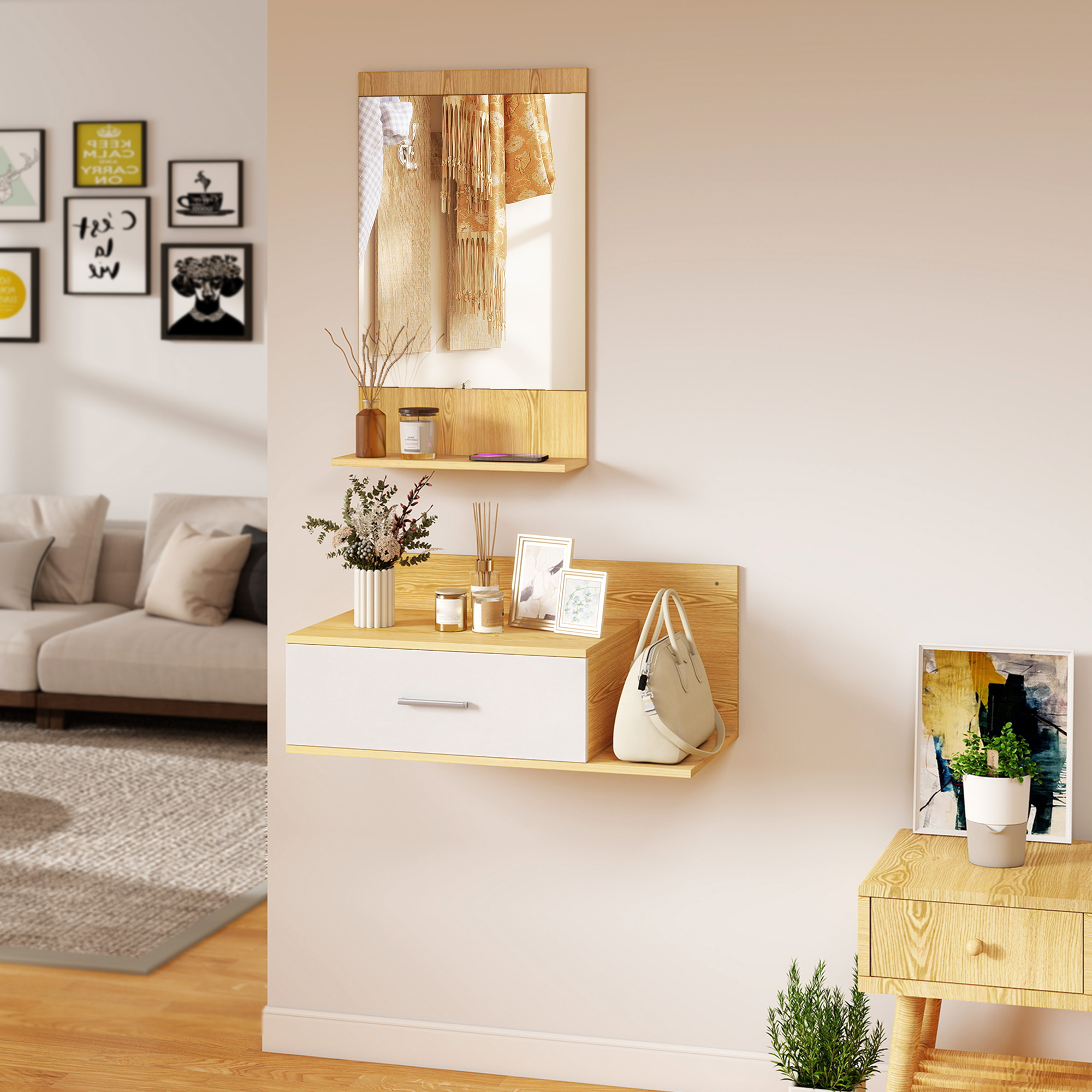 Un mueble de pared con espejo, estantes, cajón y decoraciones. Sofá al fondo.