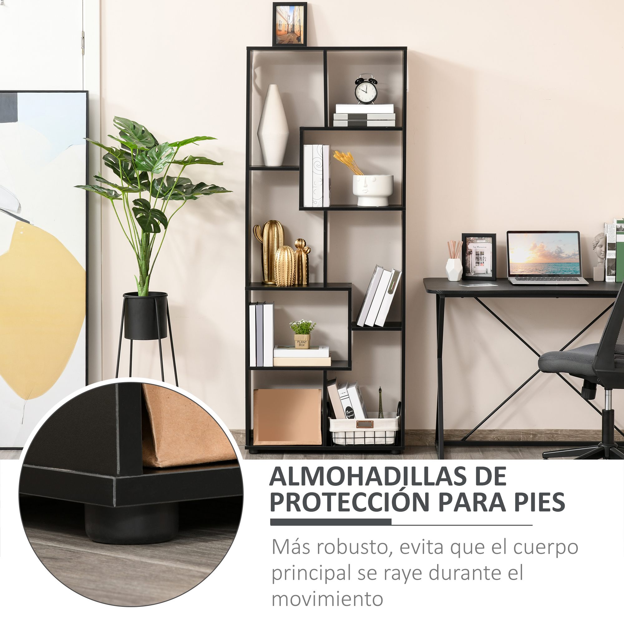 Un estante con objetos decorativos y un escritorio con portátil al fondo.