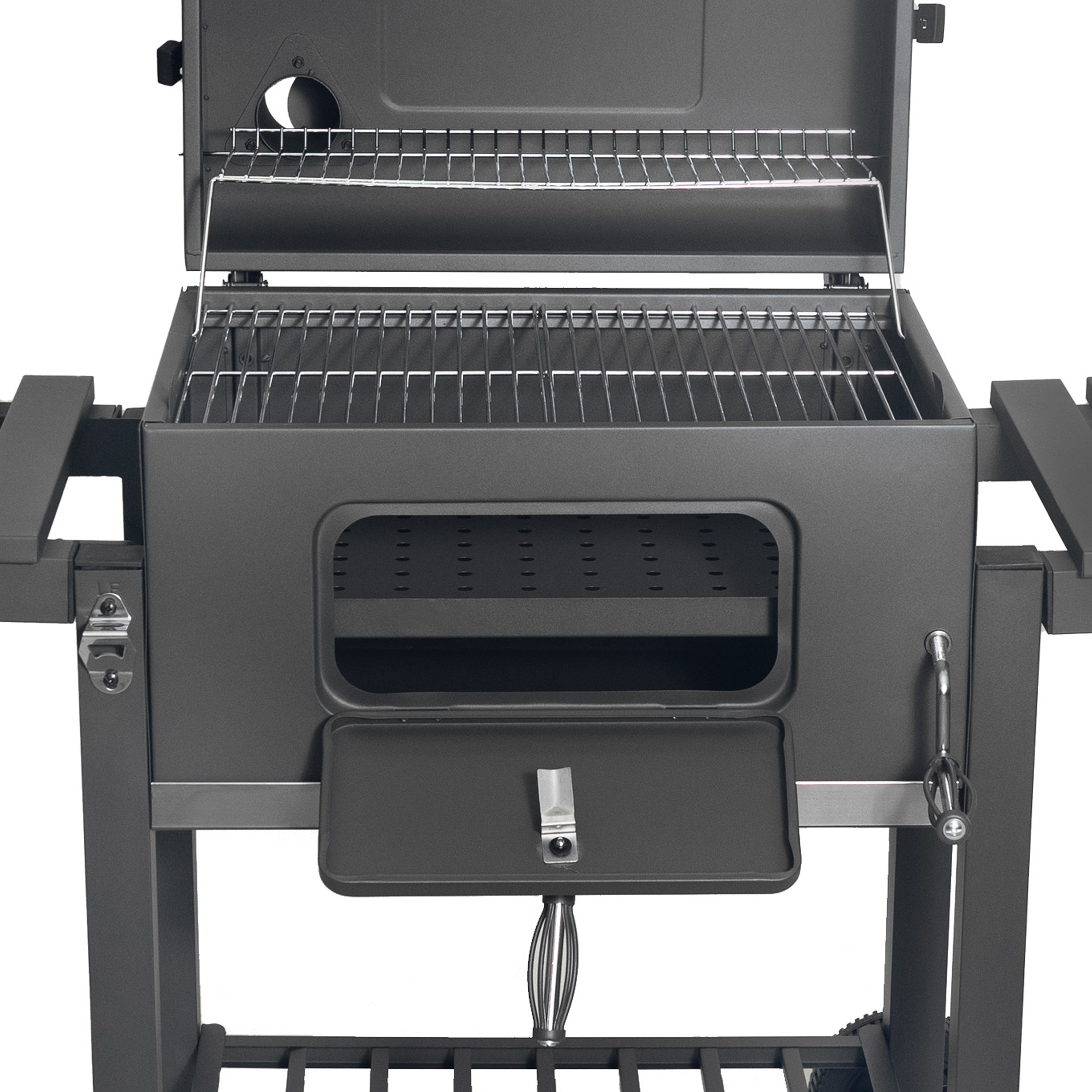 Ciemny grill z otwartą pokrywą, rusztami do gotowania i uchyloną dolną klapą.
