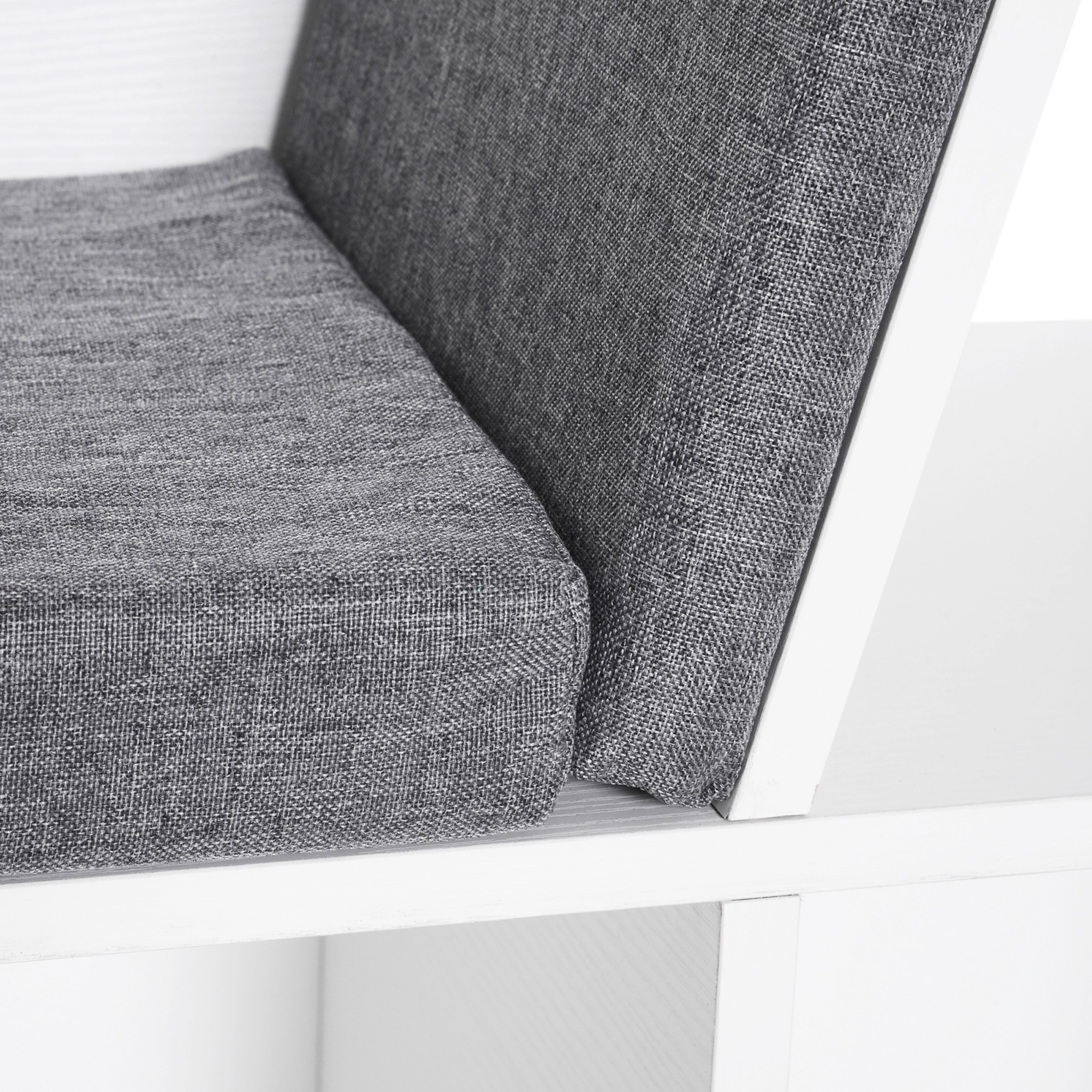 Tapicería de tela gris sobre mueble blanco, primer plano.