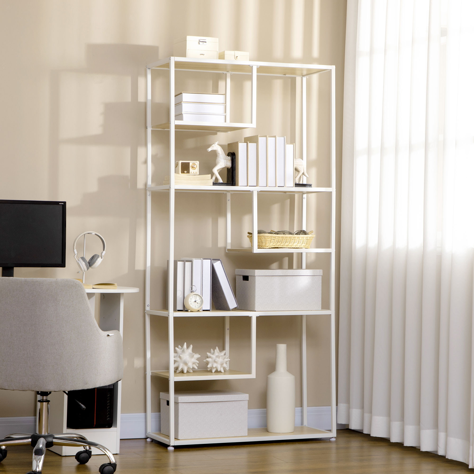 Una estantería blanca con libros, cajas y objetos decorativos.