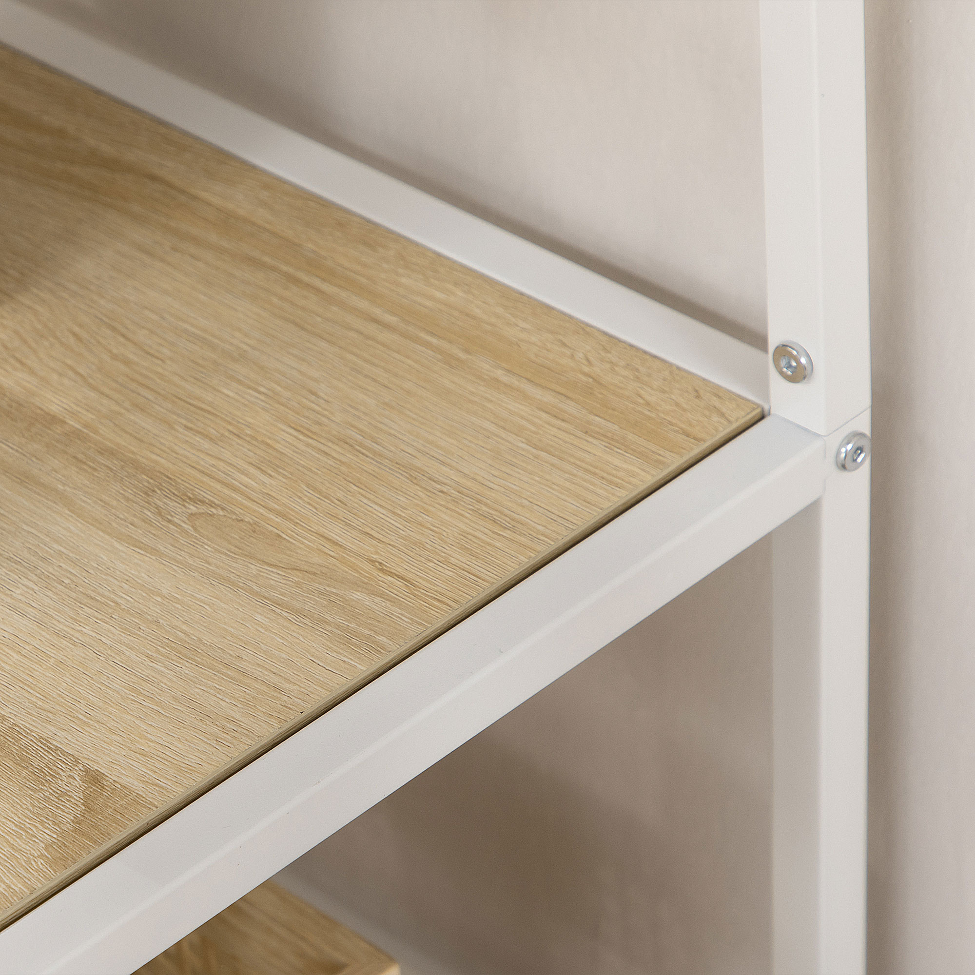 Estantes de madera con marco de metal blanco y tornillos.