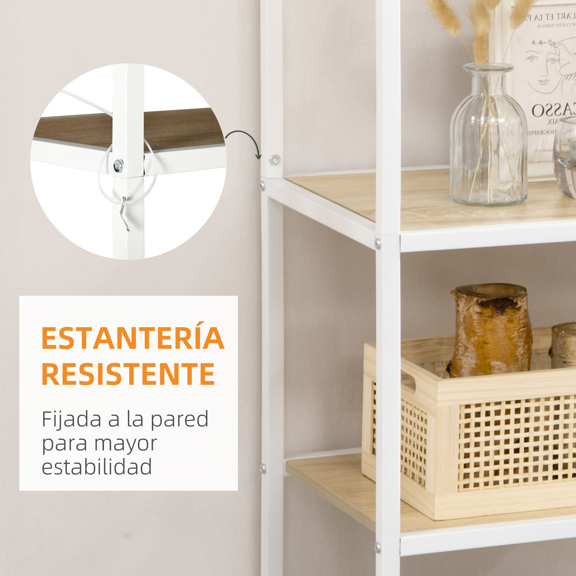 Estantería blanca con baldas de madera y decoración, mostrando detalle de fijación.