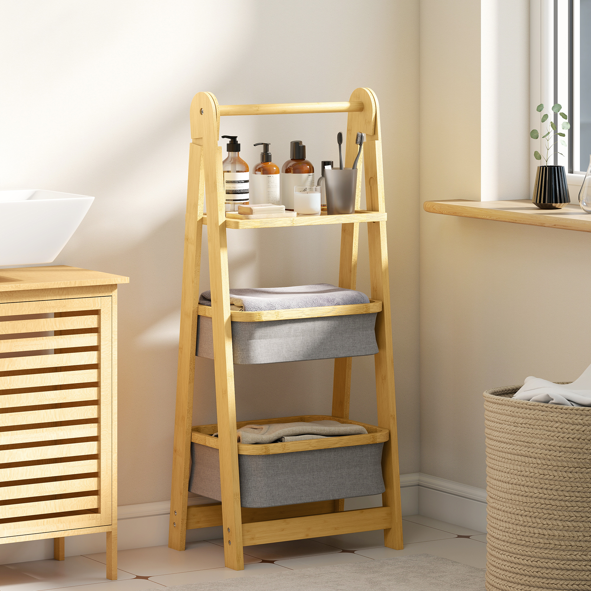 Un estante de escalera de madera con artículos de baño y cestas grises junto a un mueble de baño.