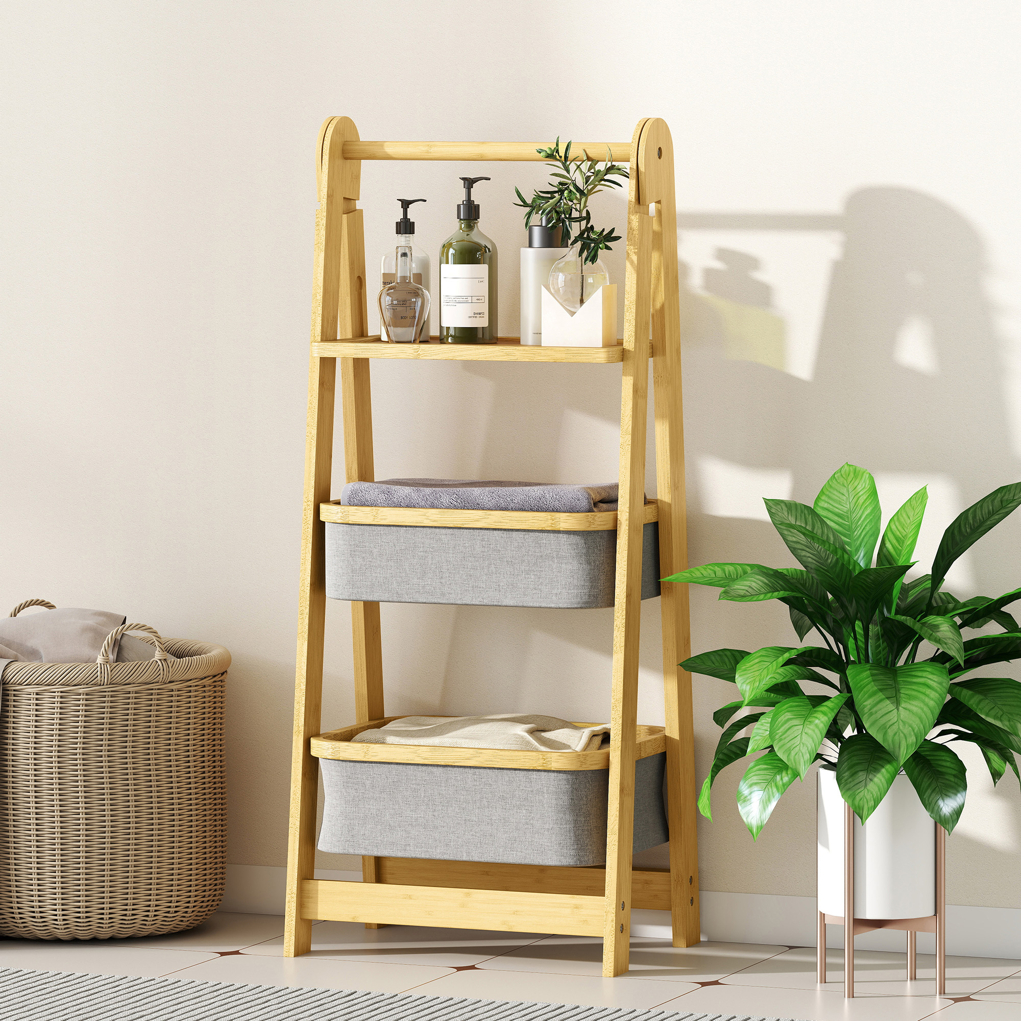 Estante de madera con artículos de baño, toallas y planta.