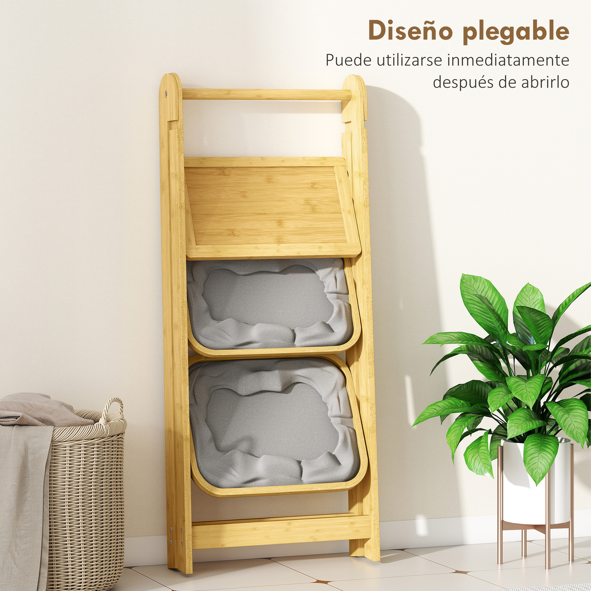 Un organizador plegable de bambú con inserciones grises y una cesta de lavandería al lado.