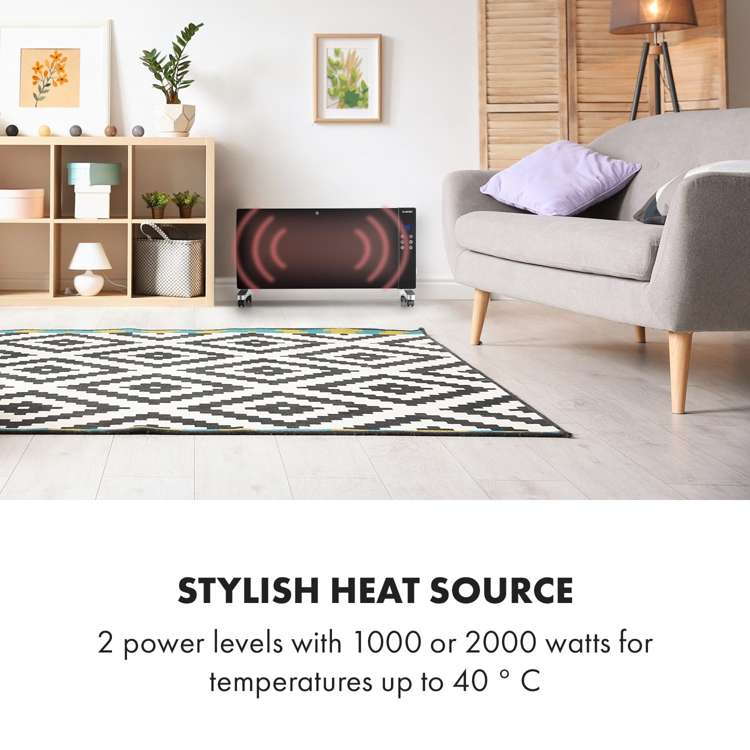 Termoventilatore nero con ruote davanti a divano e scaffale.