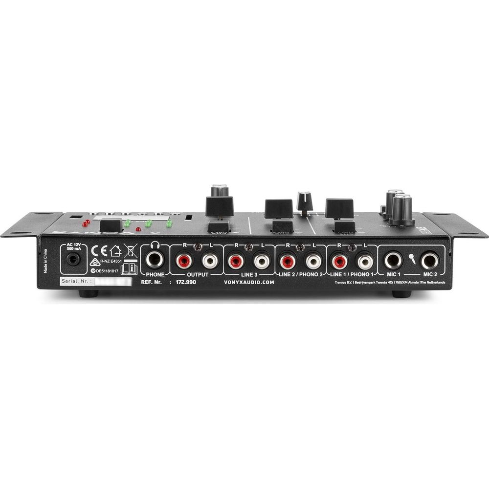 Parte trasera de un mezclador de audio negro con puertos y etiquetas.