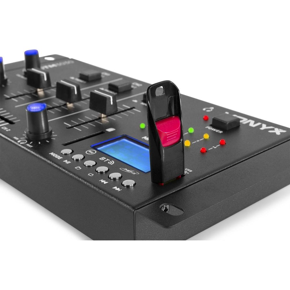 Un mezclador DJ negro con un pendrive USB insertado y perillas azules.