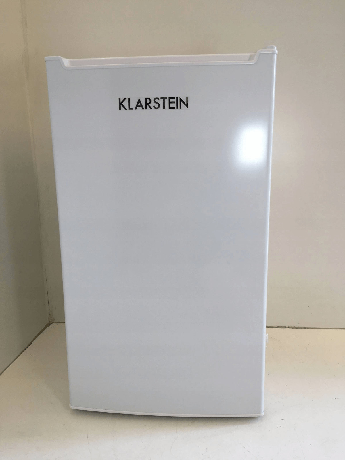Un frigorifero bianco Klarstein si trova su un pavimento chiaro.
