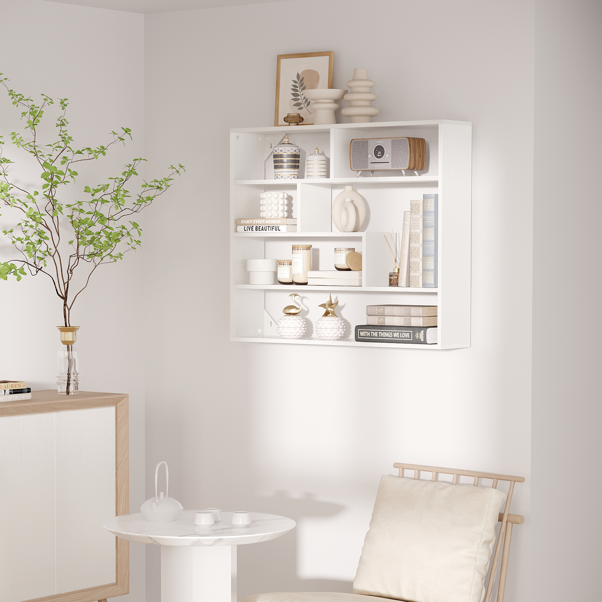 Una estantería blanca de pared con decoración, libros y una radio. Una planta en mesa auxiliar.