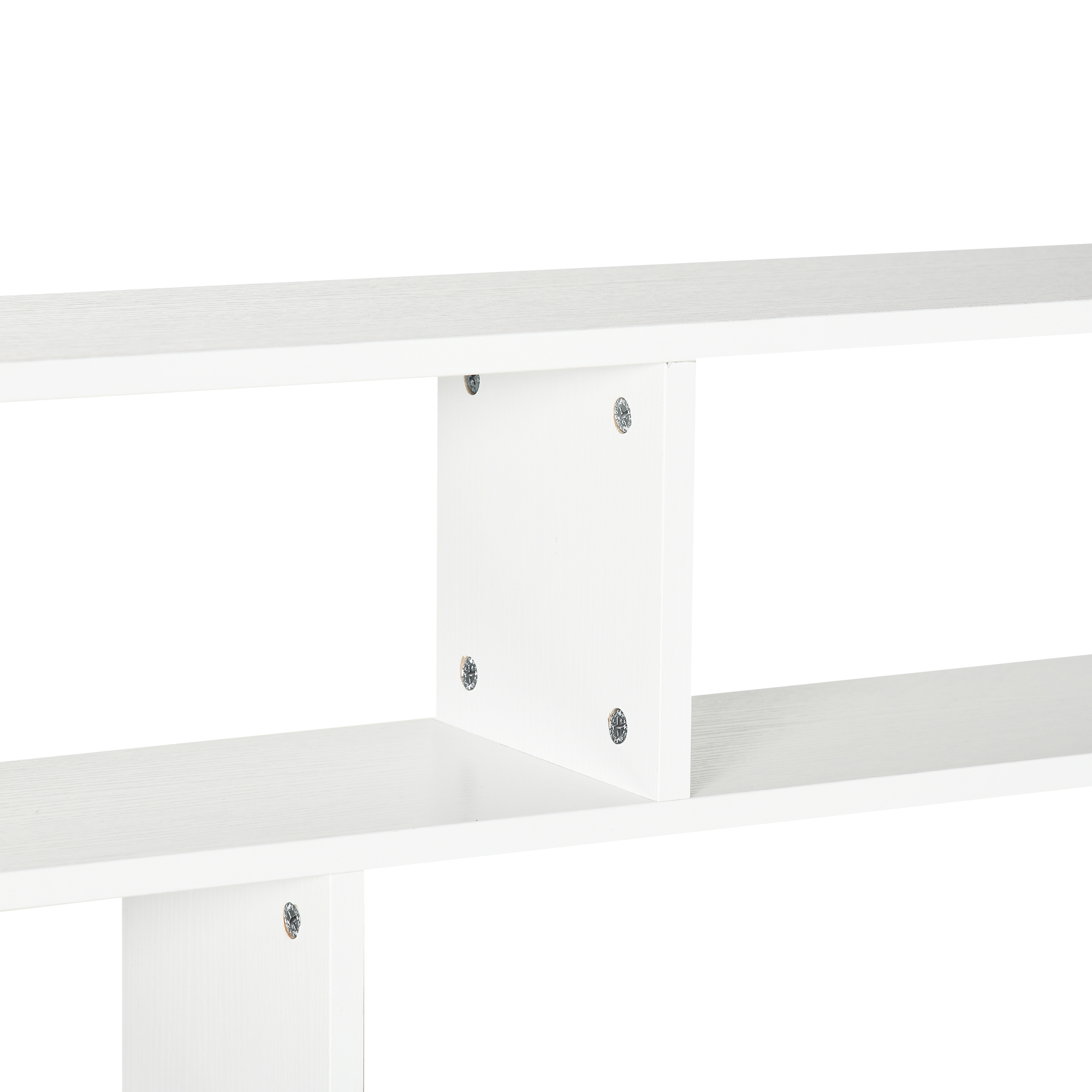 Estantes de madera blancos con tornillos visibles y soporte vertical.