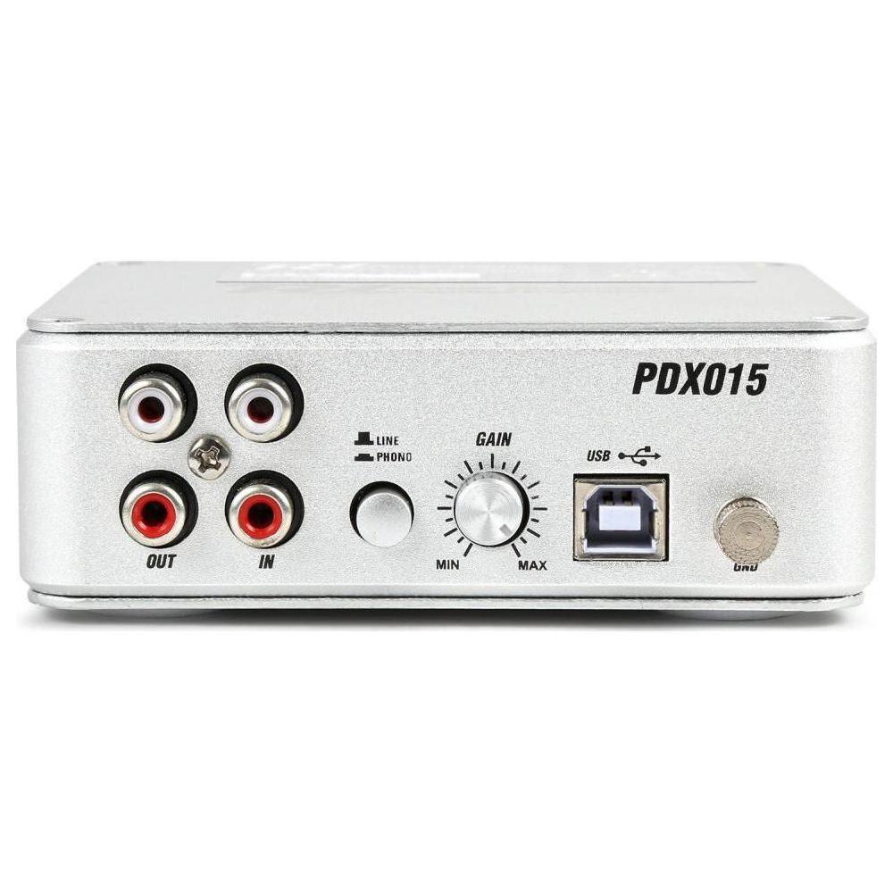 Interfaz de audio plateada con entradas/salidas RCA, perilla de ganancia, puerto USB y tornillo de tierra.
