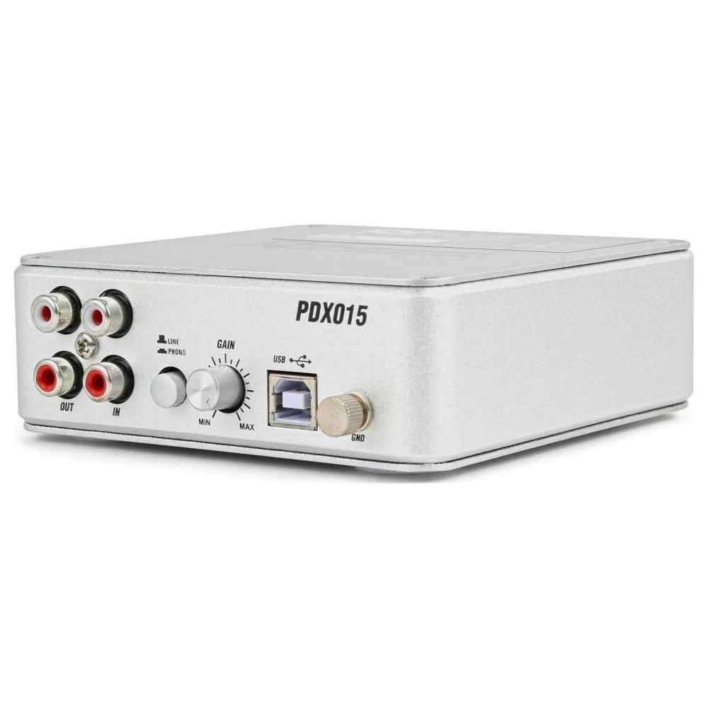 Dispositivo de audio plateado PDX015 con entradas/salidas RCA, control de ganancia, puerto USB y terminal GND.