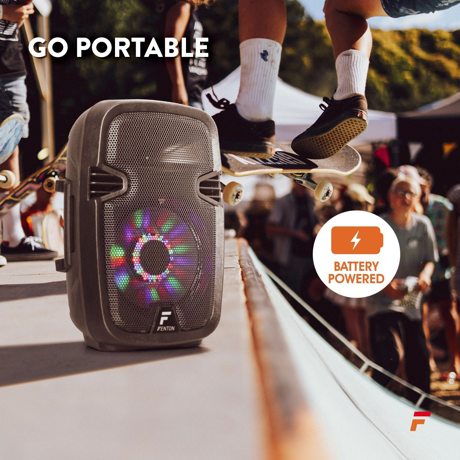 Altoparlante portatile con luci colorate, persone che pattinano sullo skateboard.