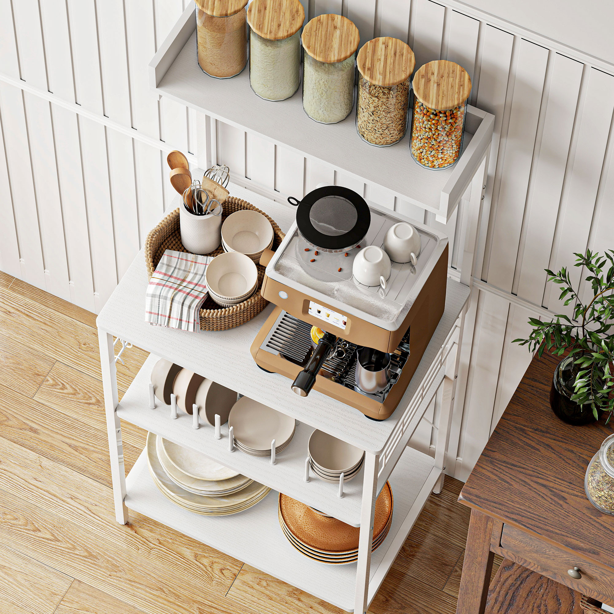 Una isla de cocina con cafetera, cuencos, tazas y frascos de almacenamiento.