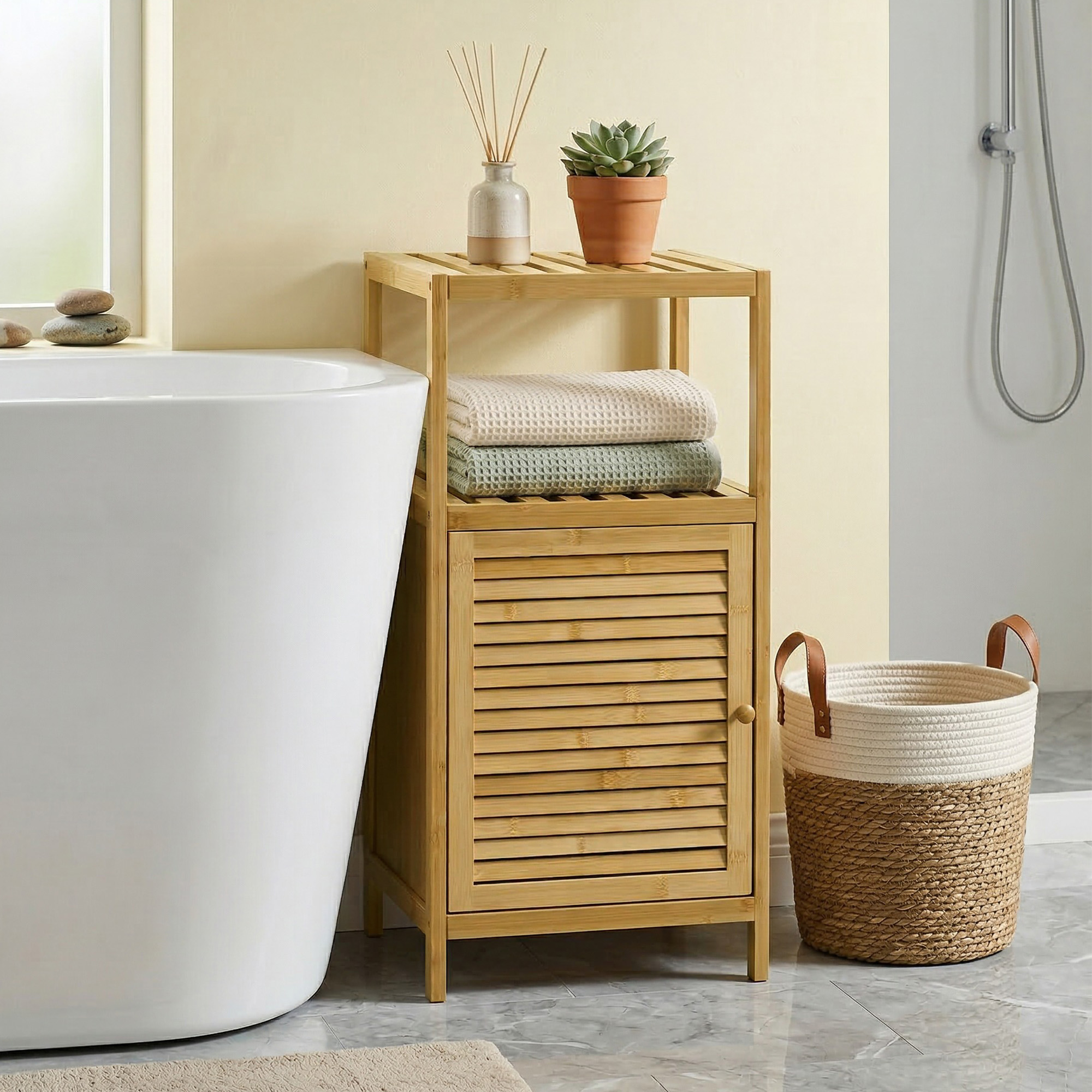 Baño con bañera, mueble de madera, cesta, suculenta y alcachofa.