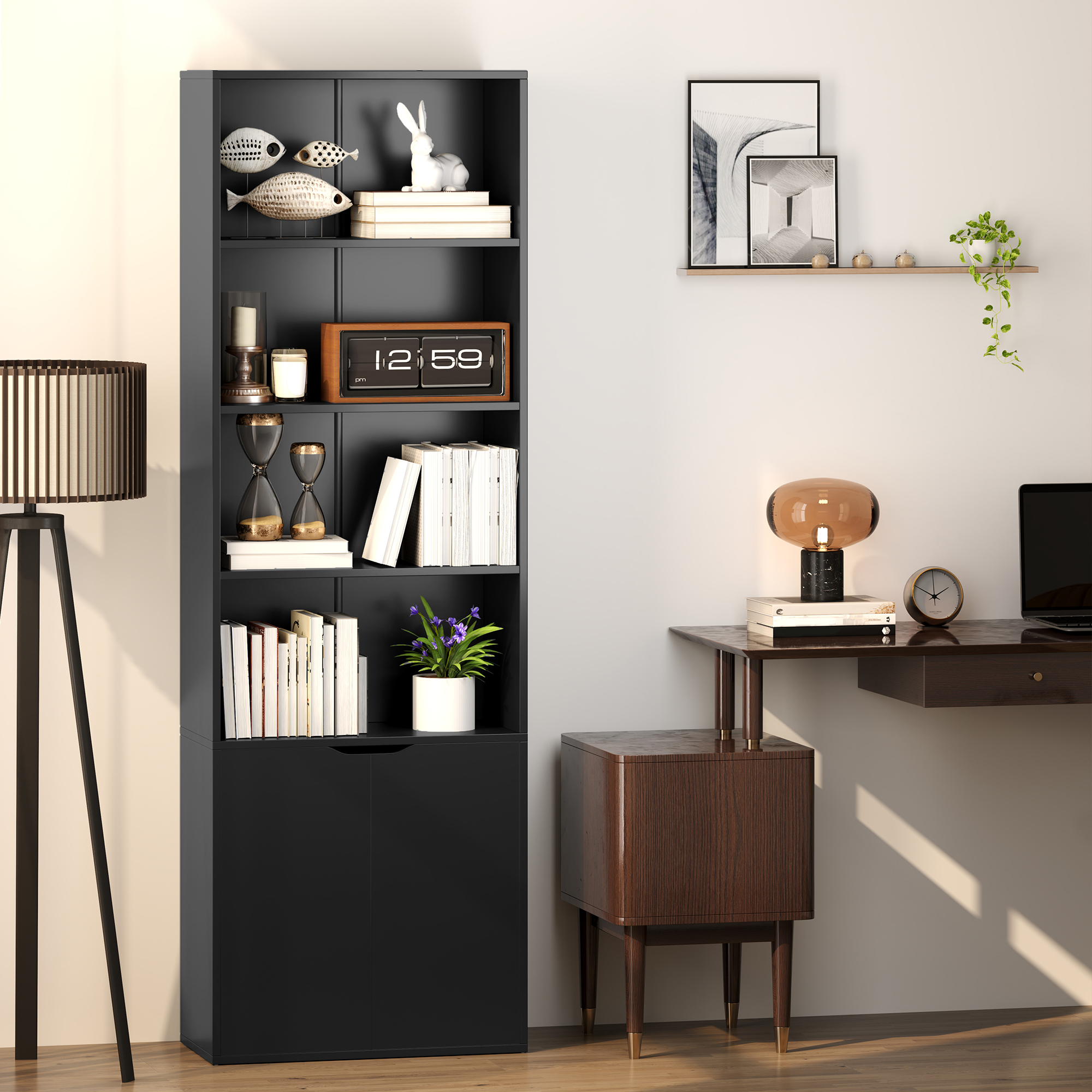 Una estantería negra con decoración y libros junto a un escritorio.