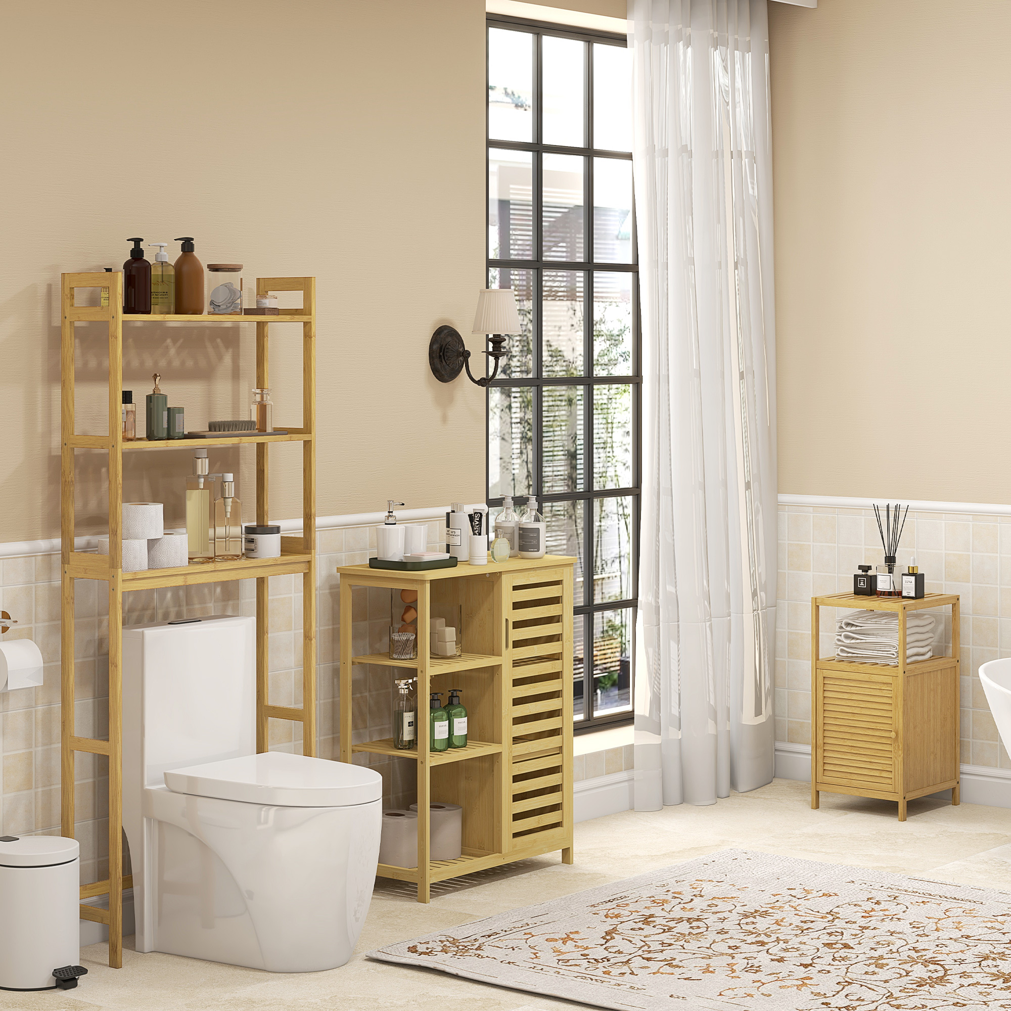 Baño con estantes de madera, inodoro blanco, ventana con cortina y alfombra.