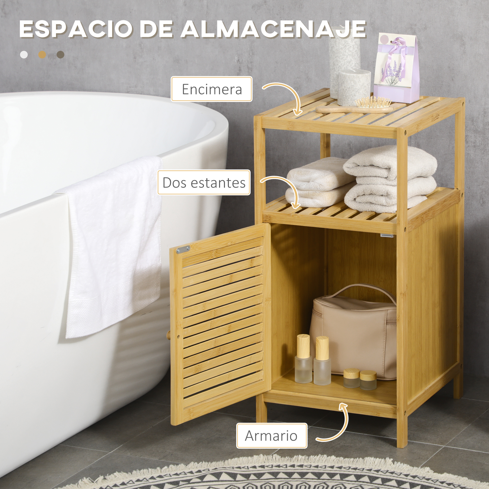 Estantería de baño de madera junto a una bañera con toallas y artículos.