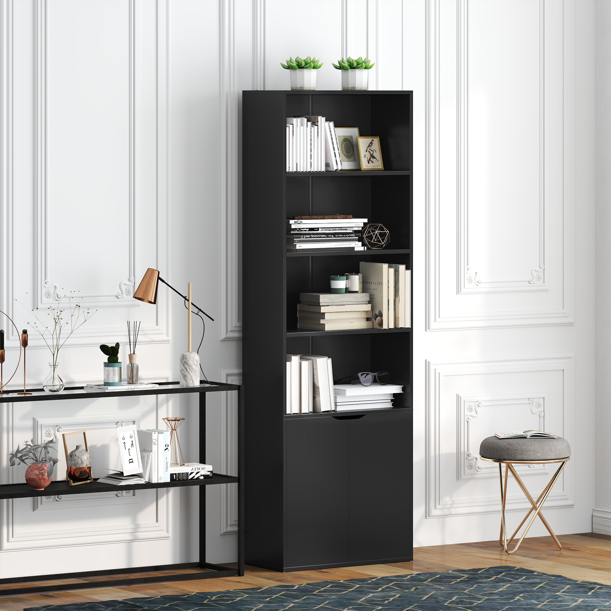 Un estante negro junto a pared blanca con adornos. Contiene libros, plantas y decoración.