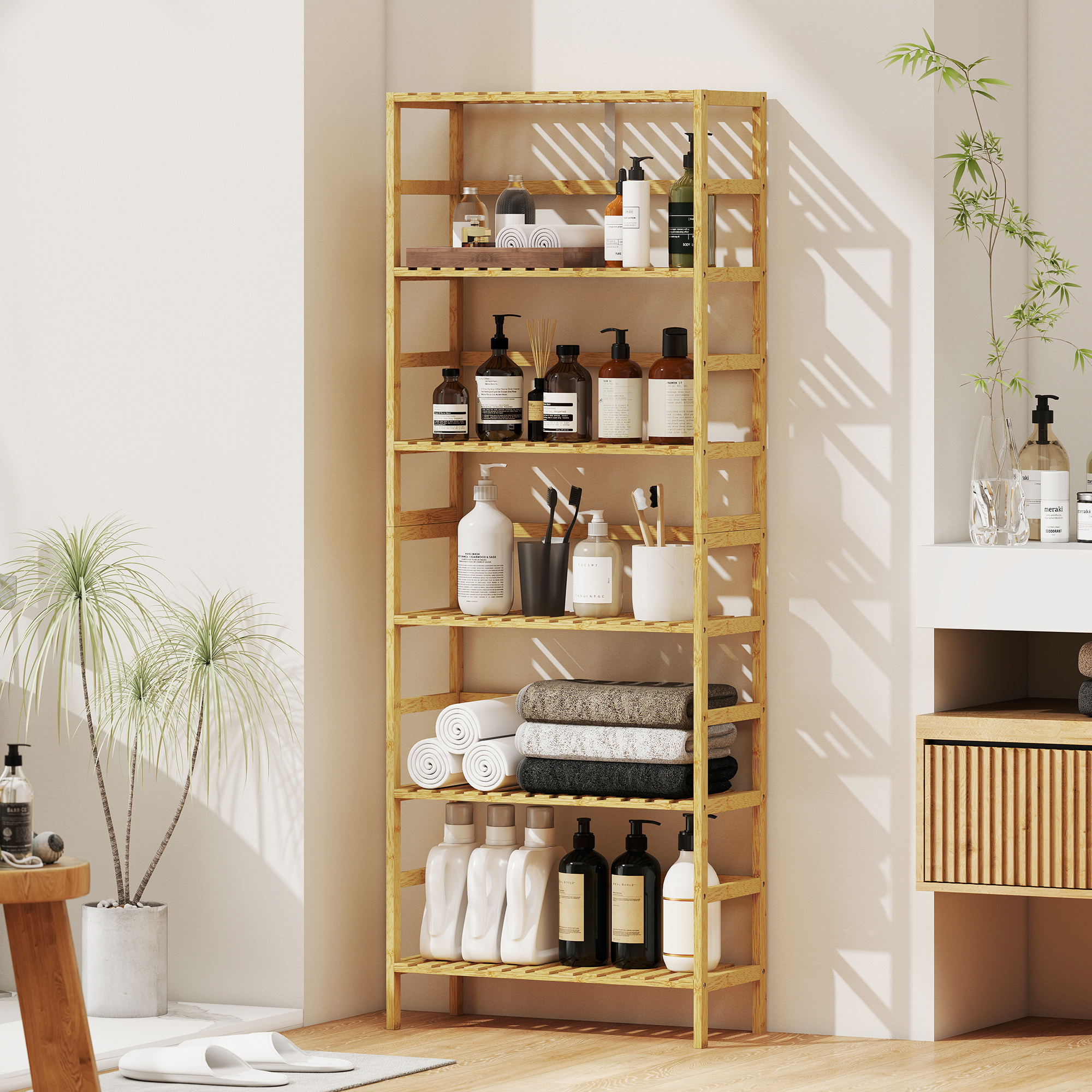 Un estante de madera con artículos de tocador, toallas y plantas.