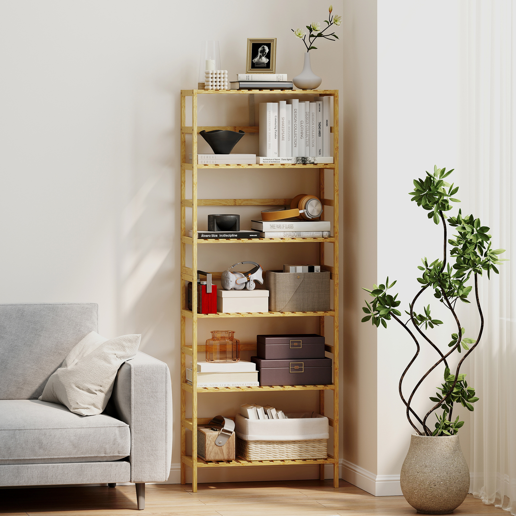 Una estantería de madera con libros, jarrones, decoración y una planta.