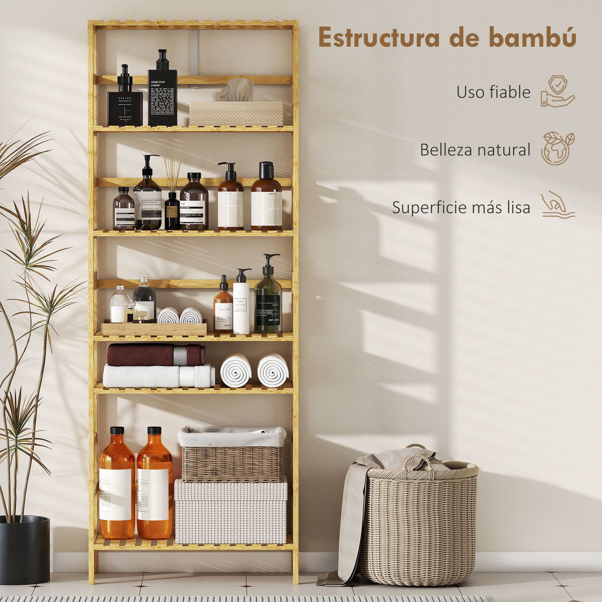Estantería de bambú con jabones, toallas, cestas y planta.