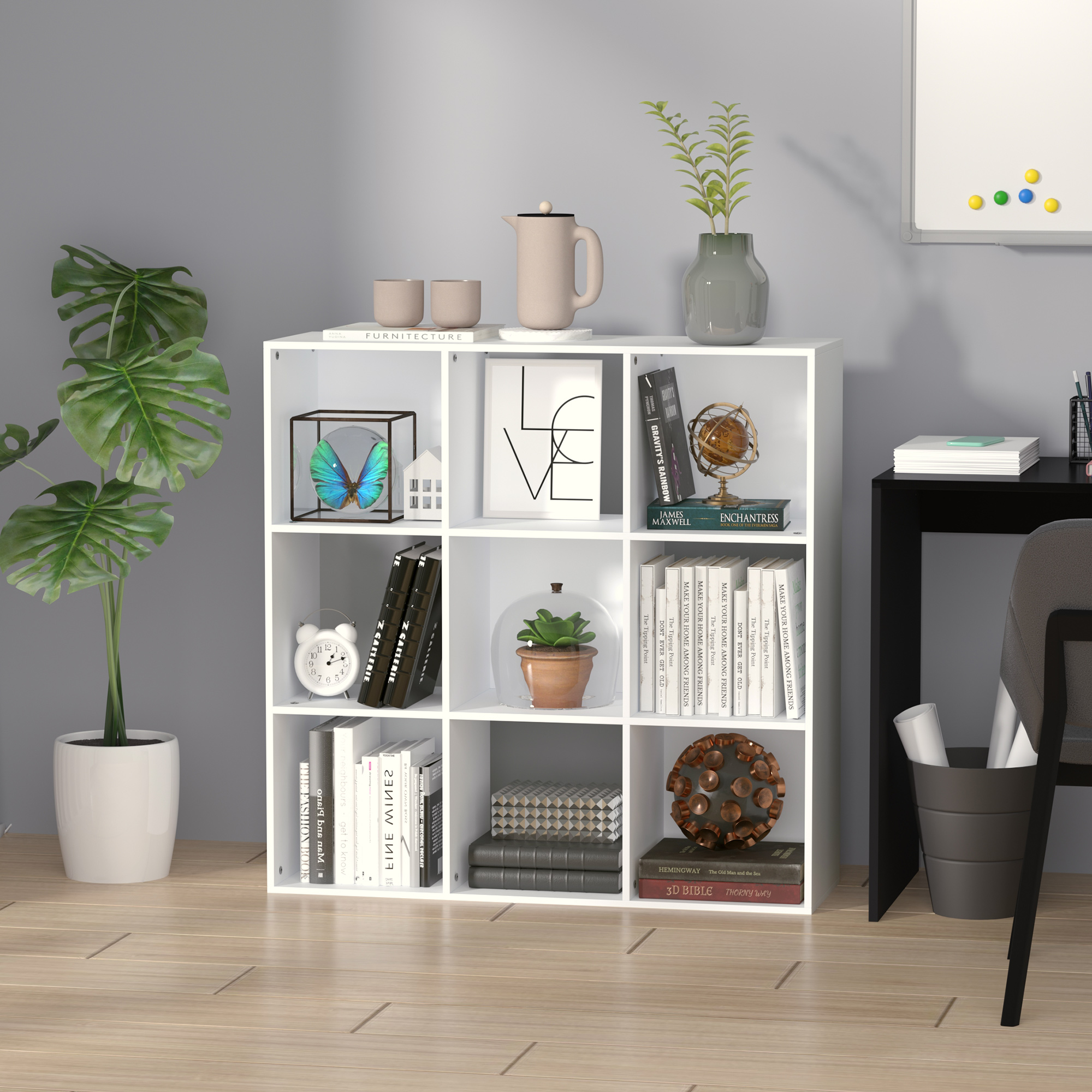 Un estante blanco con libros, plantas y objetos decorativos en una habitación.