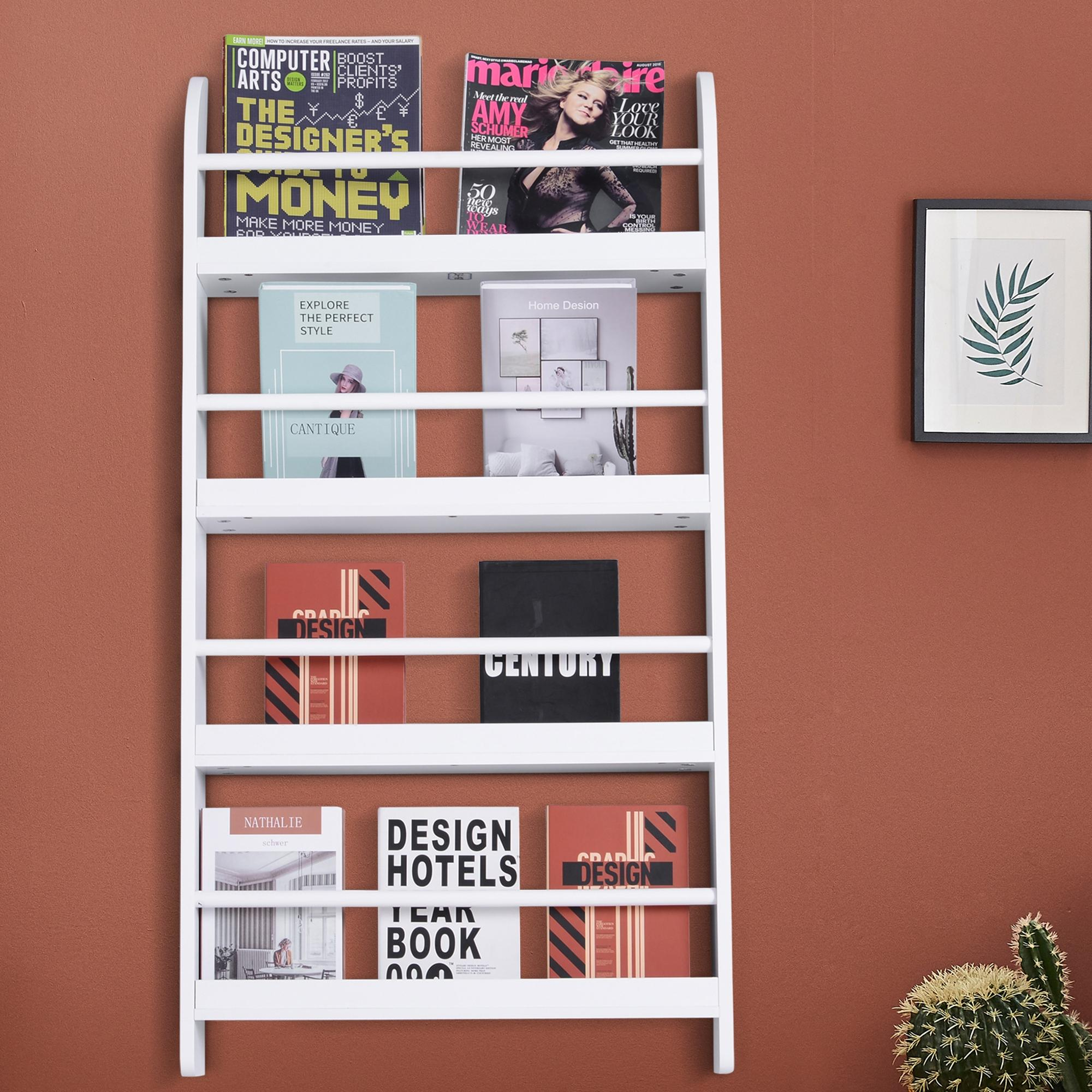 Un estante blanco con libros y revistas se apoya en una pared marrón.