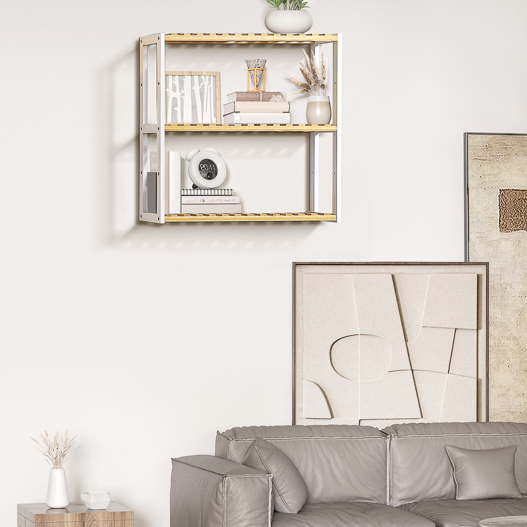 Una estantería con adornos y libros en una pared blanca, junto a un sofá.