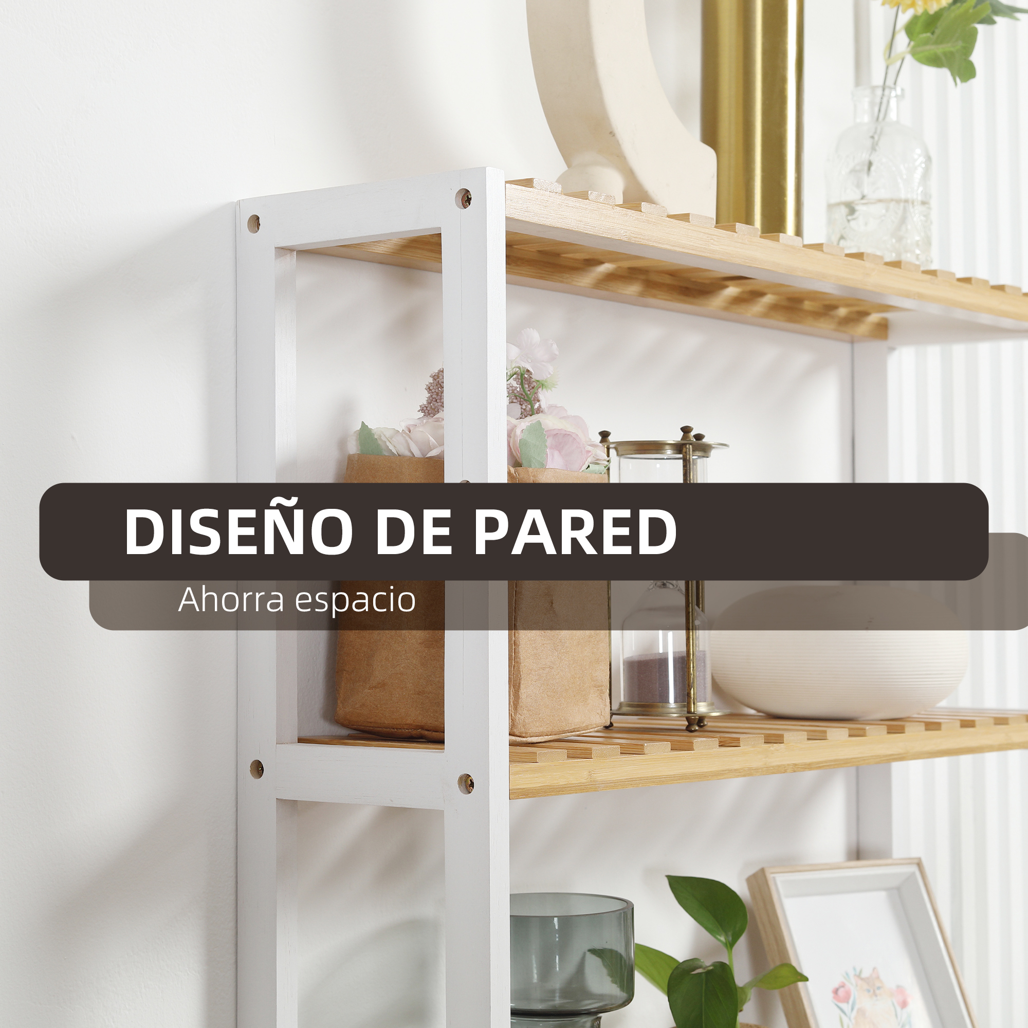 Un estante blanco con baldas de bambú, decorado con jarrones, flores y un marco.