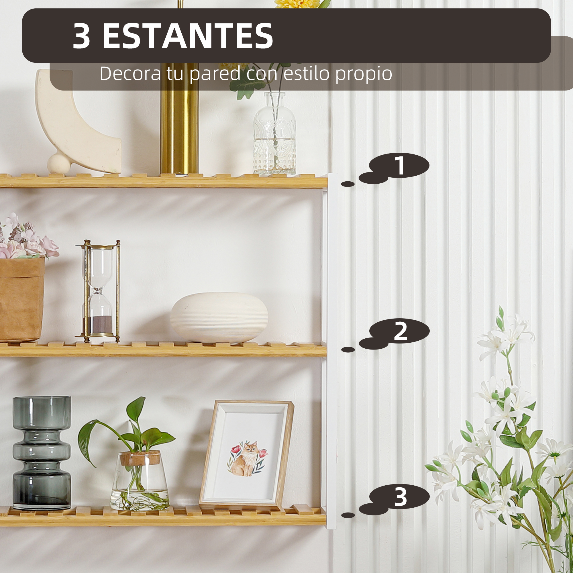 Tres estantes de madera con objetos decorativos como jarrón, reloj de arena y cuadro.