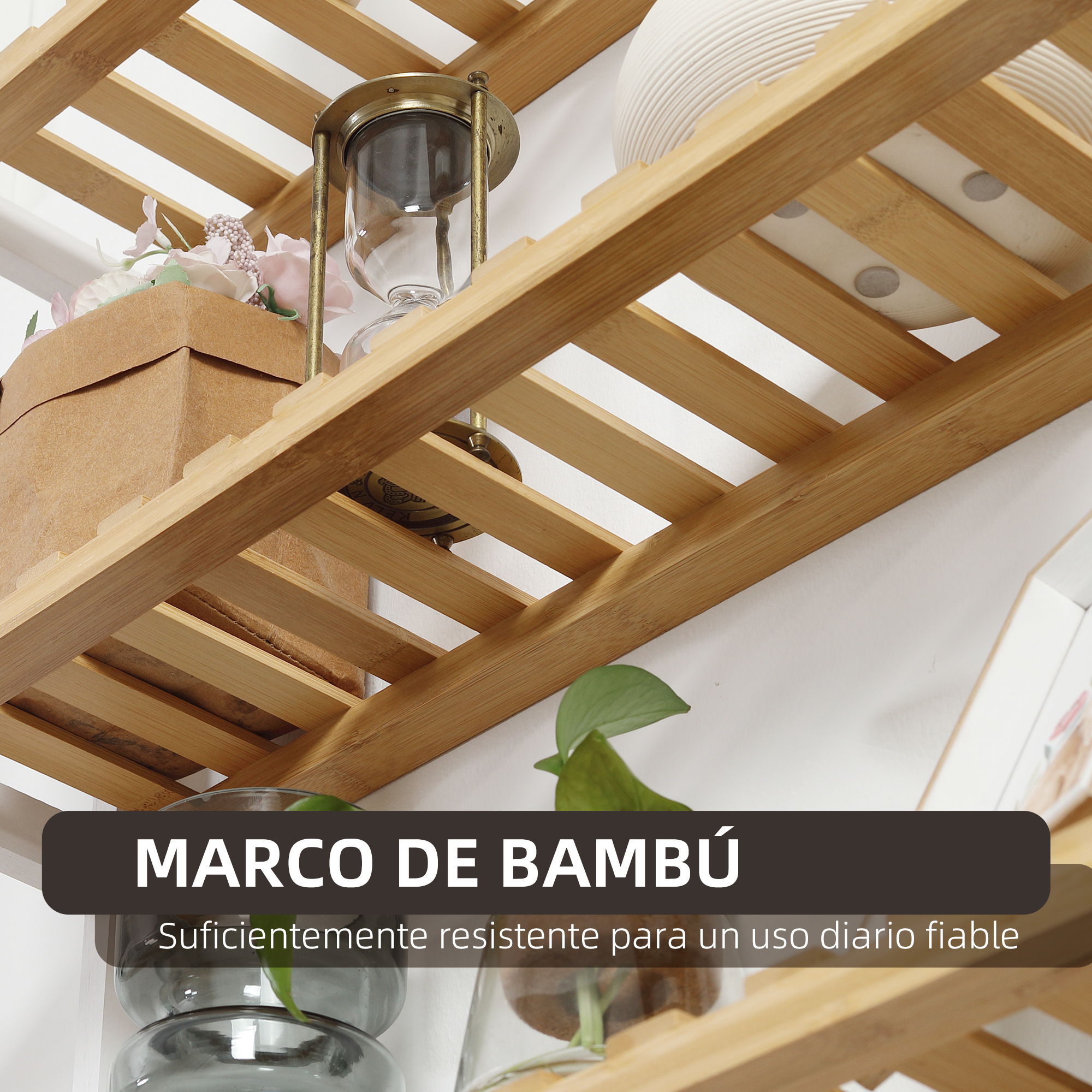 Estantería de bambú con artículos decorativos: flores, reloj de arena, jarrón y caja.