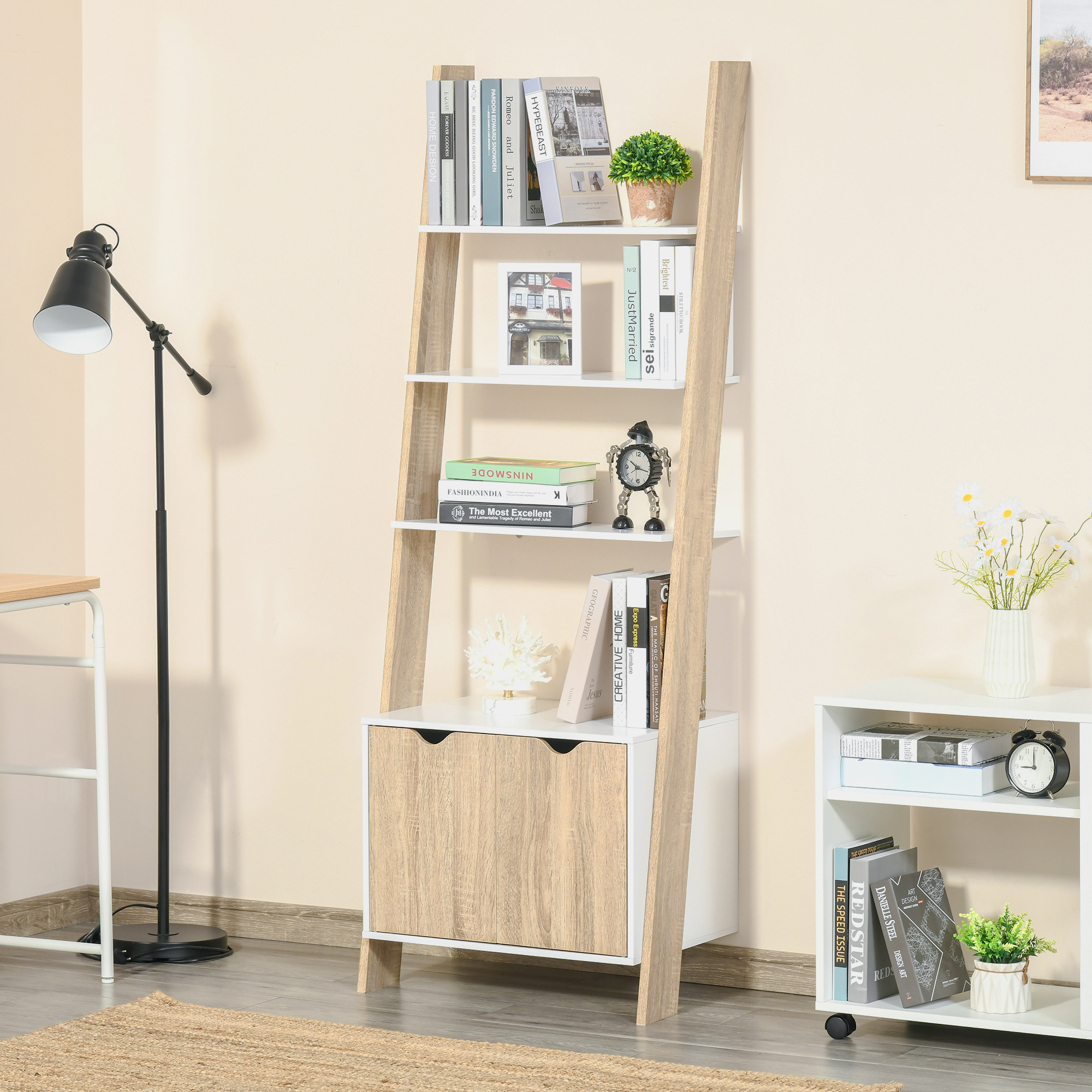 Una estantería de escalera con libros, decoración y una lámpara.