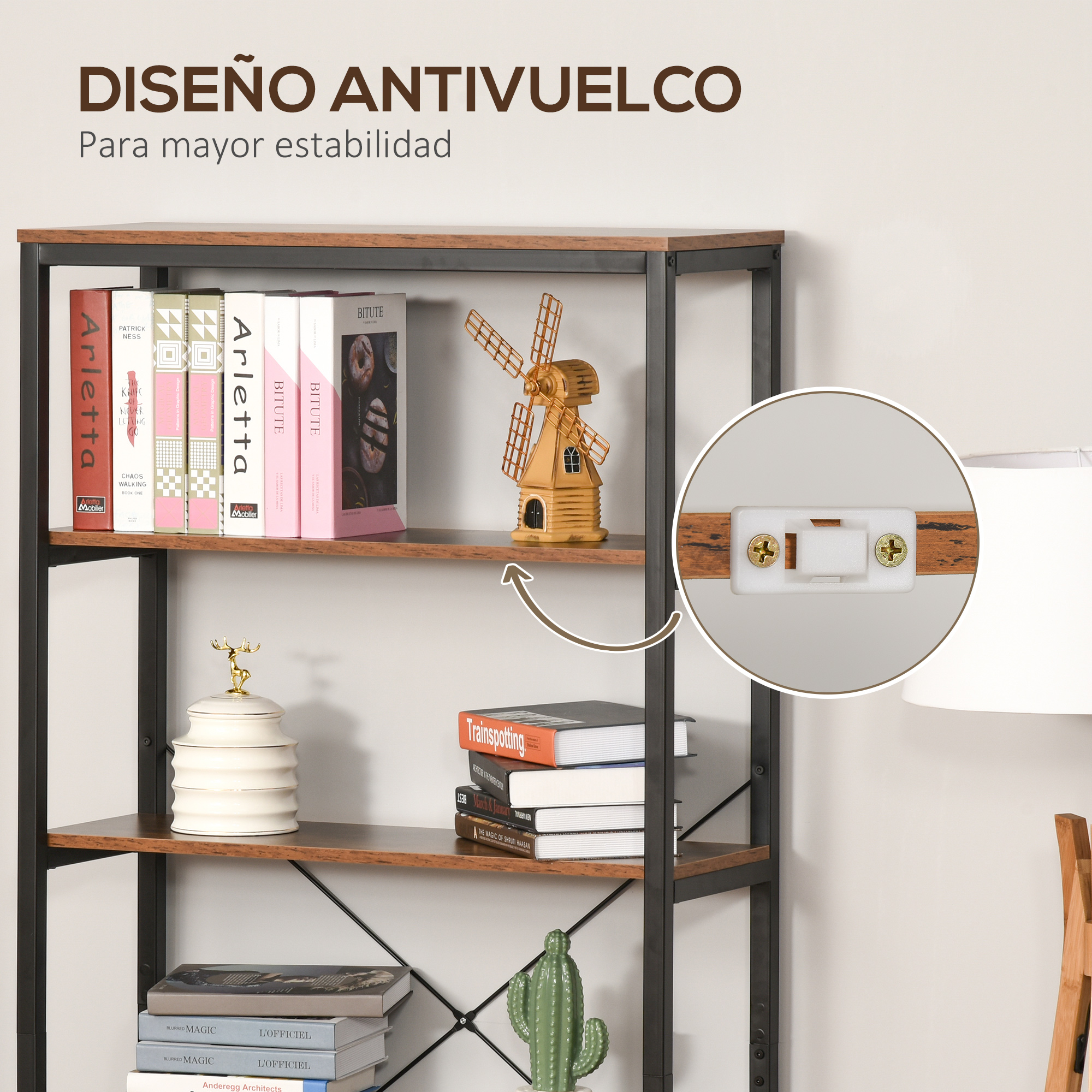 Estantería con libros, molinillo dorado y jarrón. Primer plano de la sujeción antivuelco.