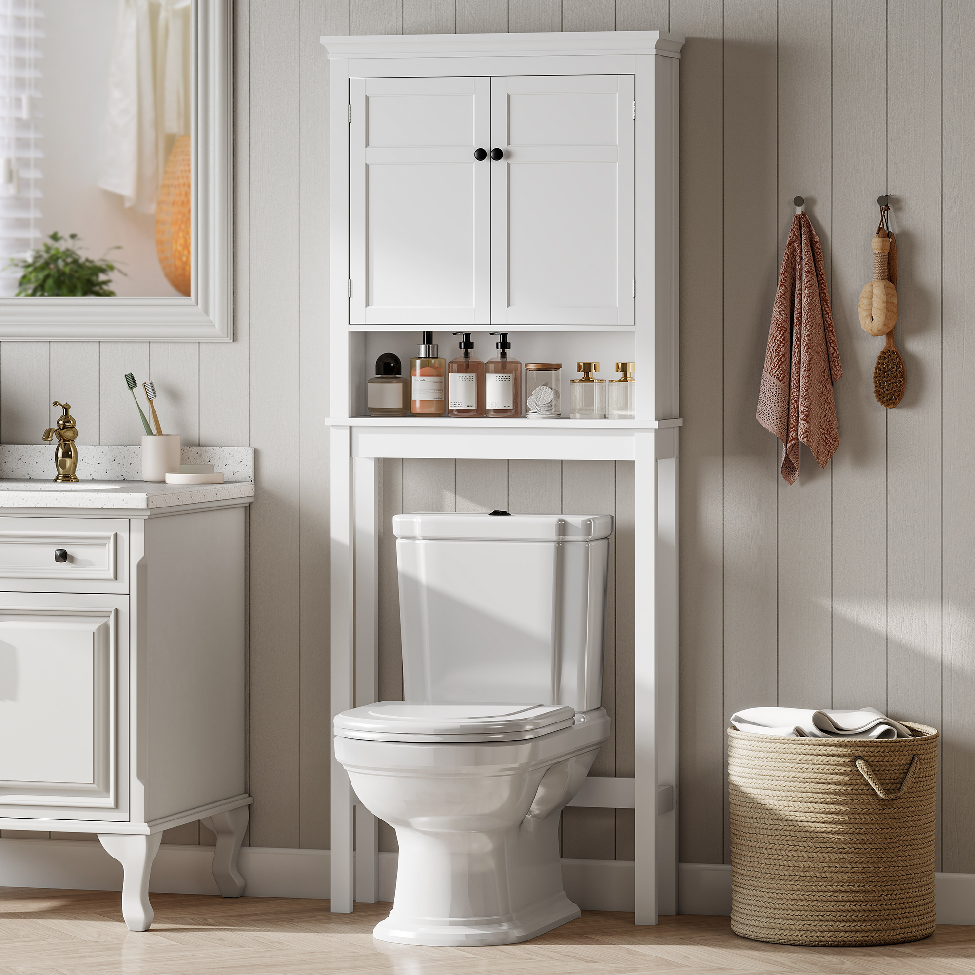 Un mueble de baño blanco sobre un inodoro, junto a un lavabo y una cesta de lavandería.