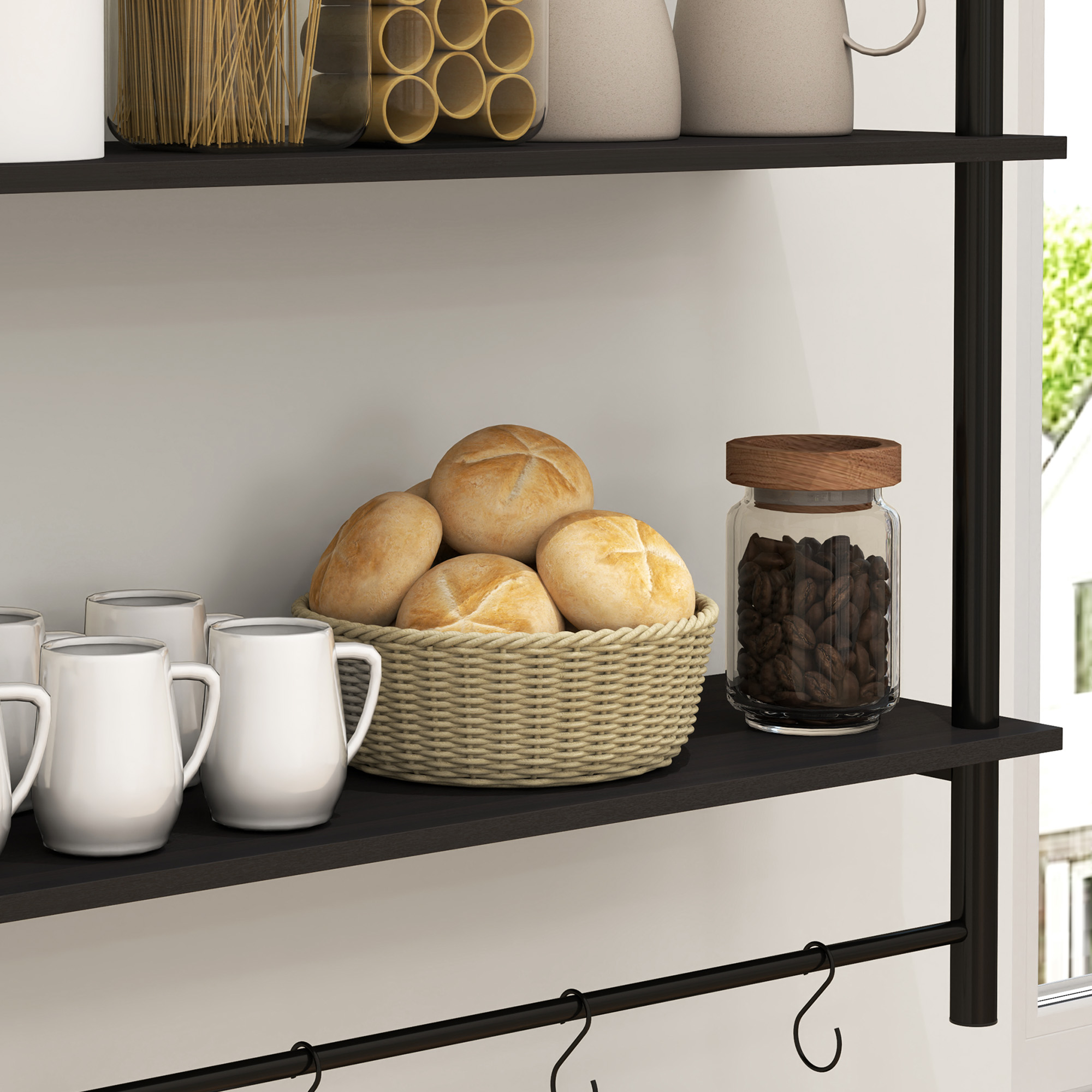 Un estante con jarras blancas, cesta de pan y frasco de granos de café.