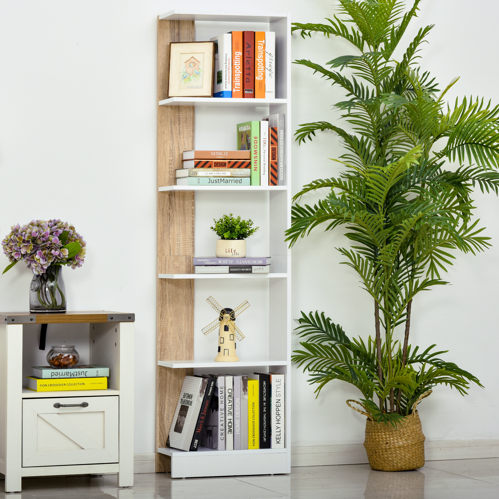 Una estantería con libros, una planta y un molinillo decorativo.