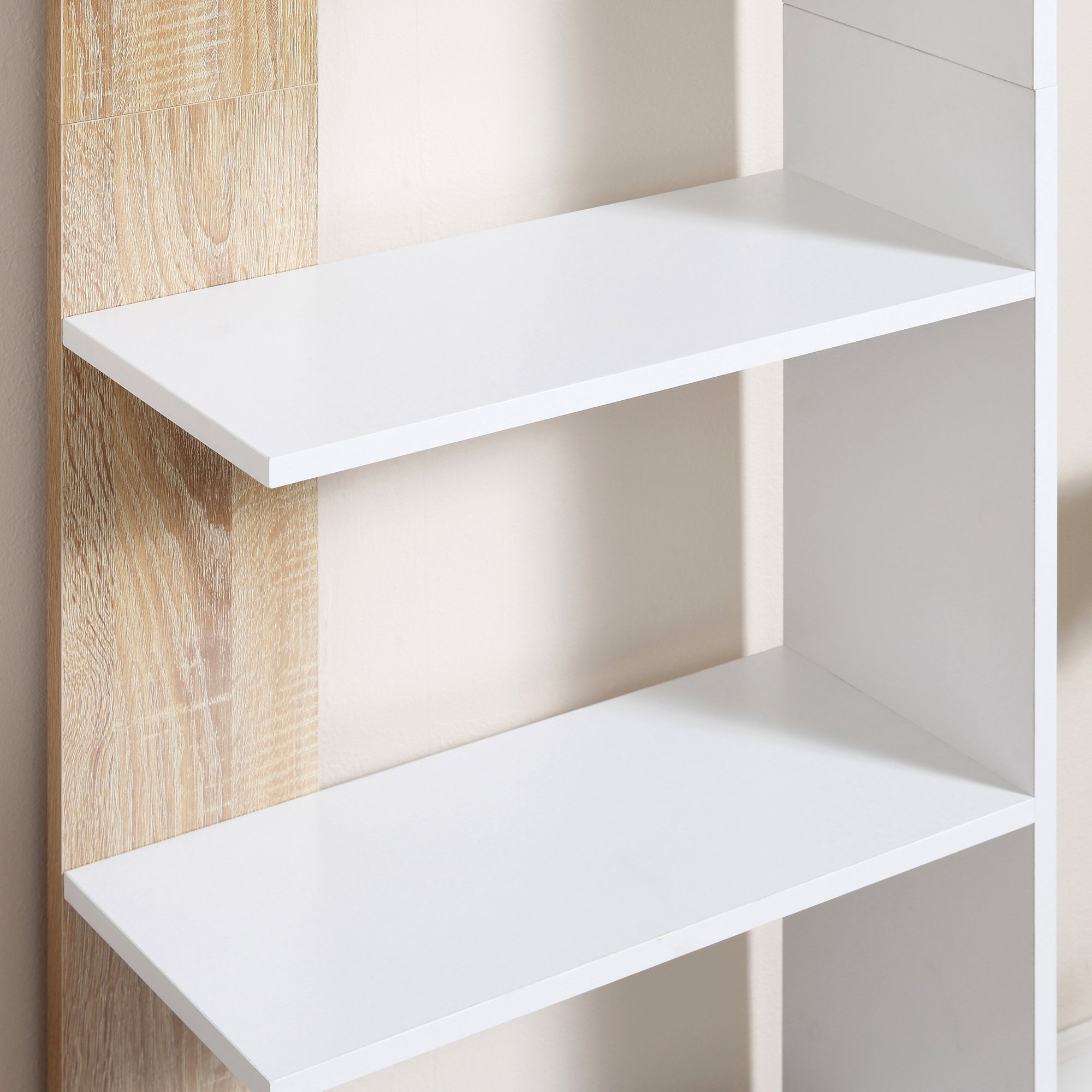 Estantes blancos con paneles de madera.