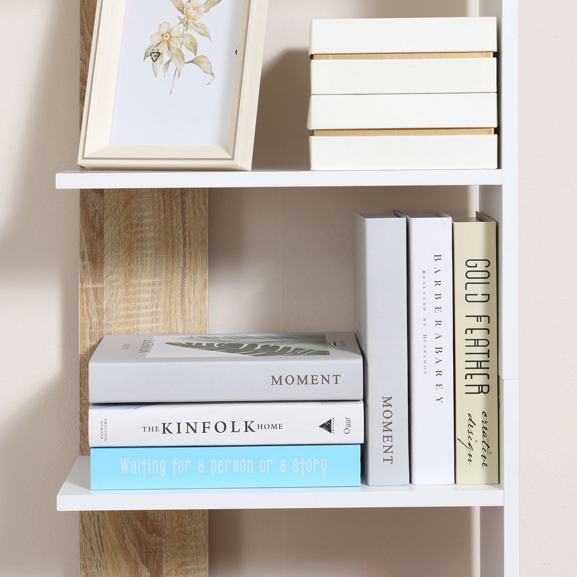 Un estante muestra libros: 'Moment', 'The Kinfolk Home', 'Waiting for a person or a story'.