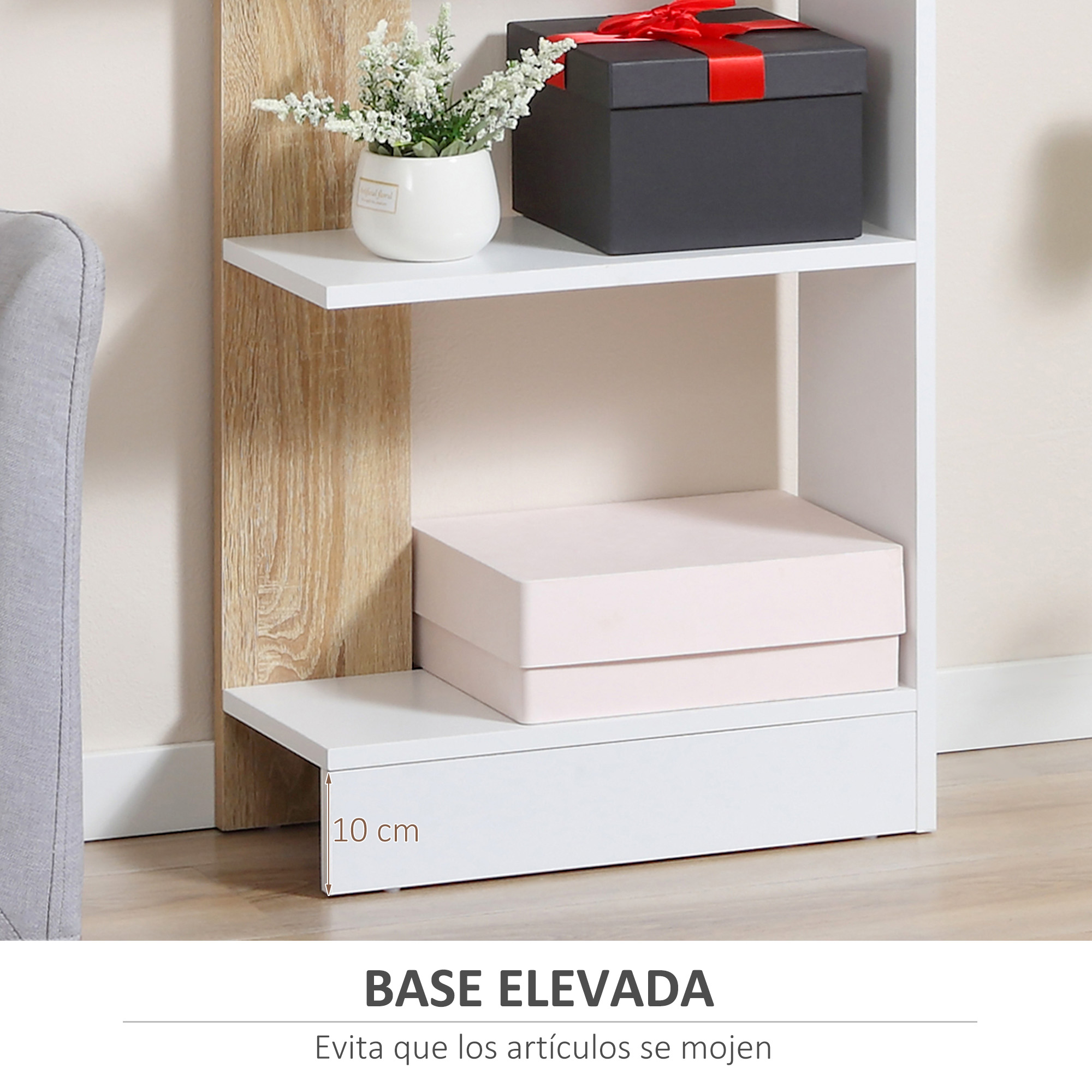 Una estantería blanca con jarrón, caja de regalo negra y dos cajas rosas.