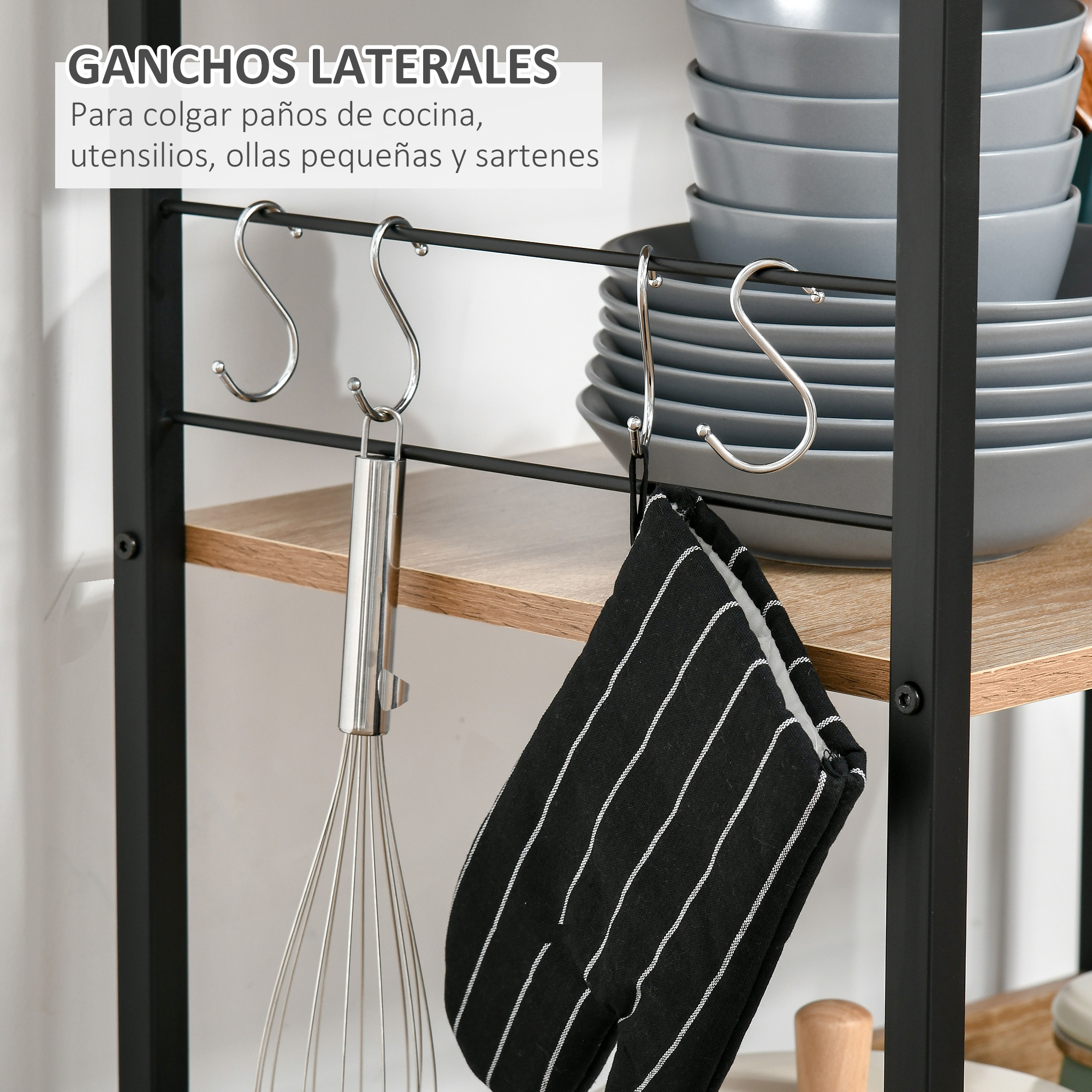Un estante de cocina con ganchos en S que sujetan un batidor y un agarrador.