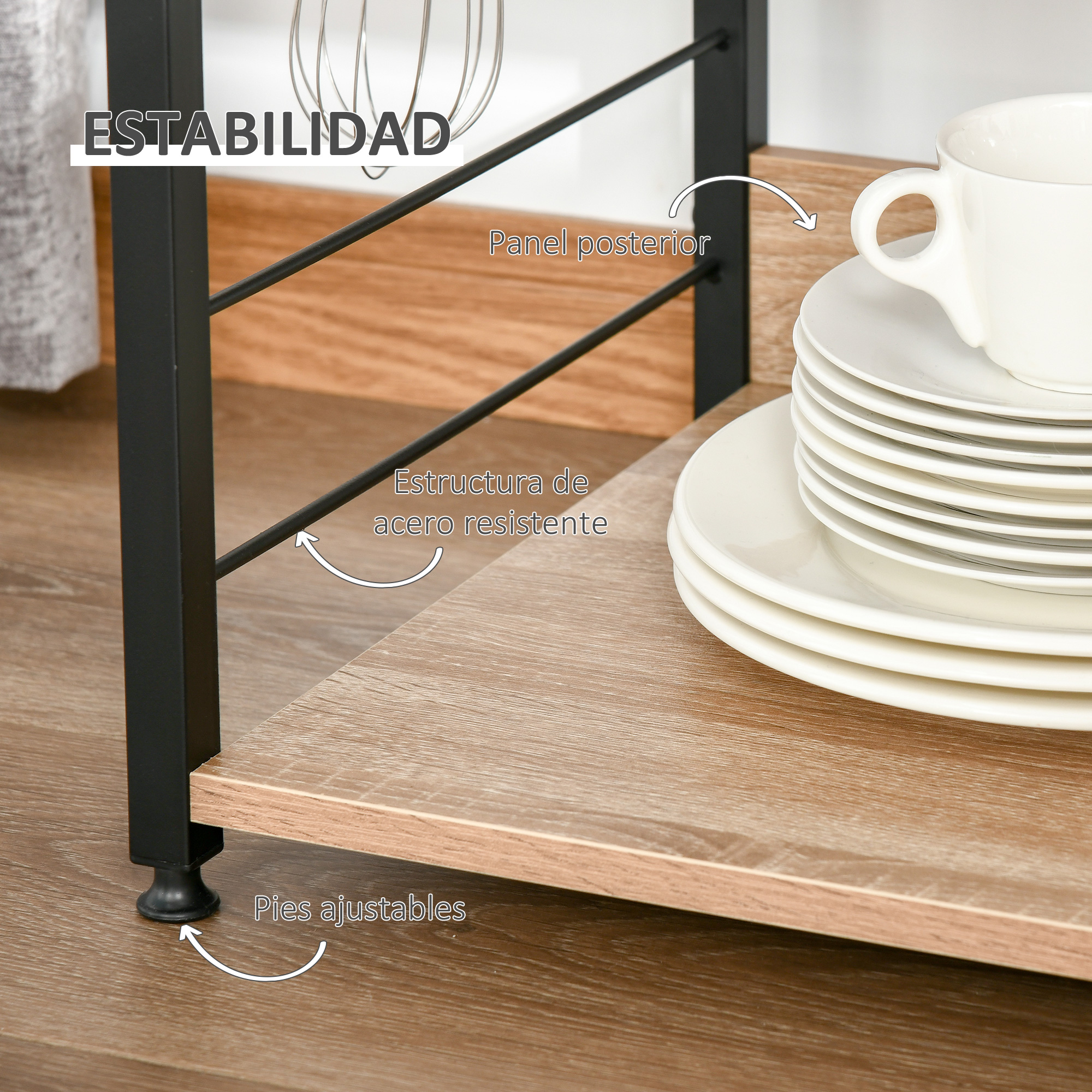 Un estante de cocina con marco de metal negro y superficies de madera. Pila de platos y una taza.