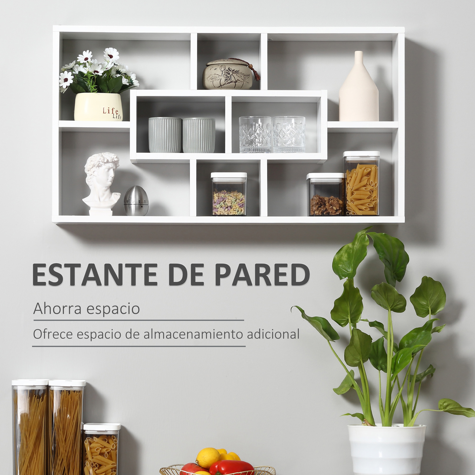 Un estante de pared blanco con varios artículos decorativos y alimentos.